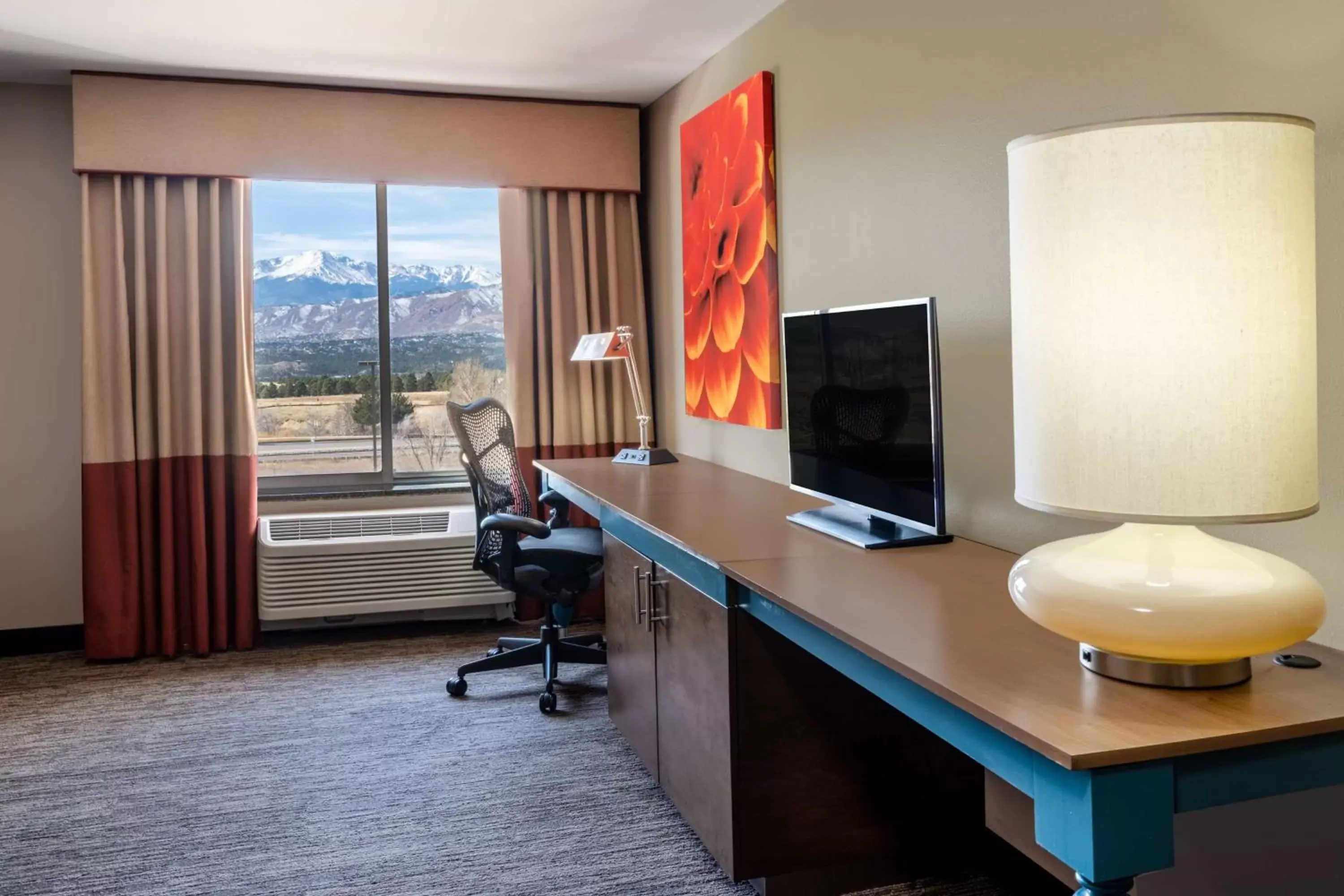 Bedroom, TV/Entertainment Center in Hilton Garden Inn Colorado Springs