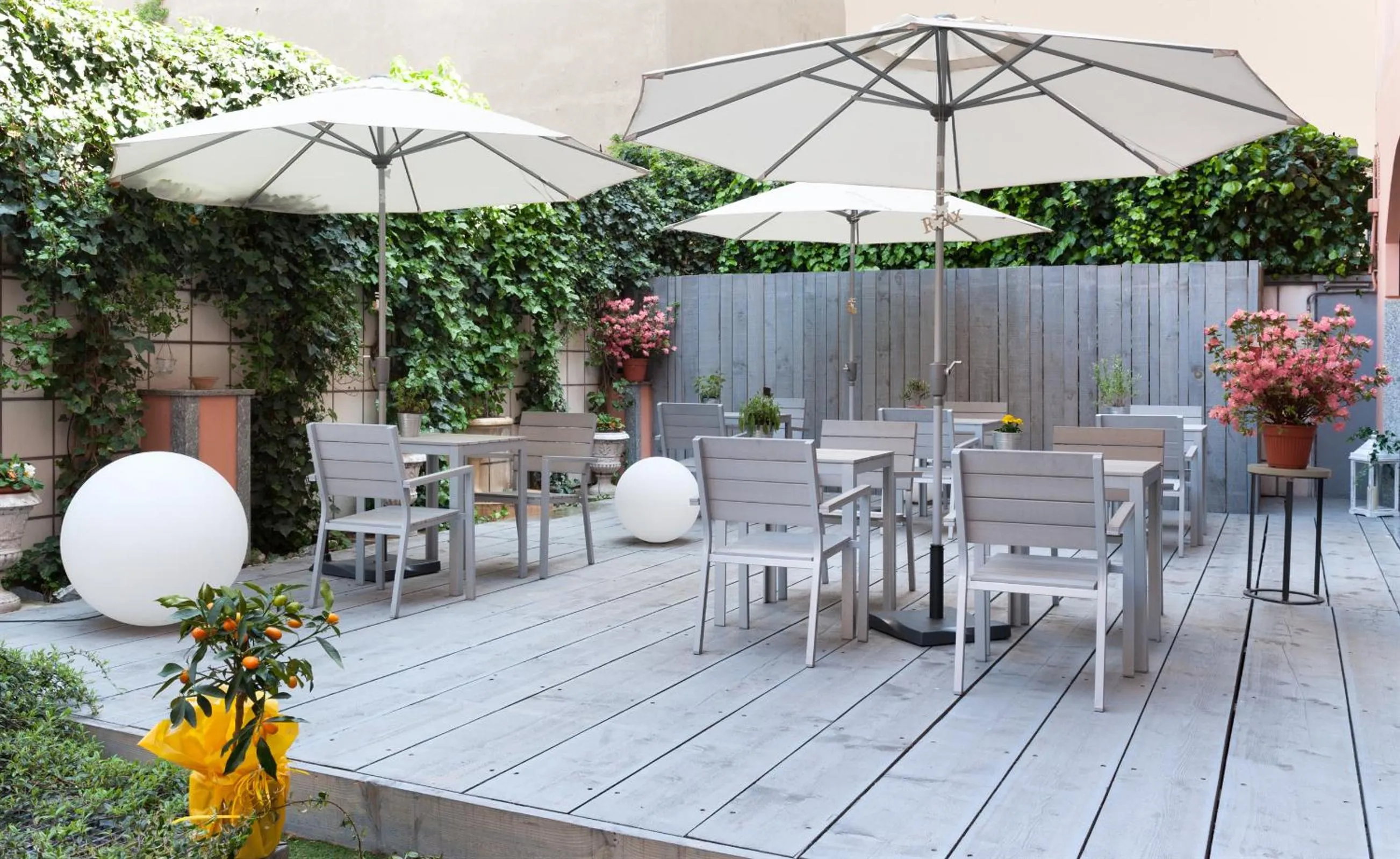 Restaurant/places to eat in Hotel Lombardia