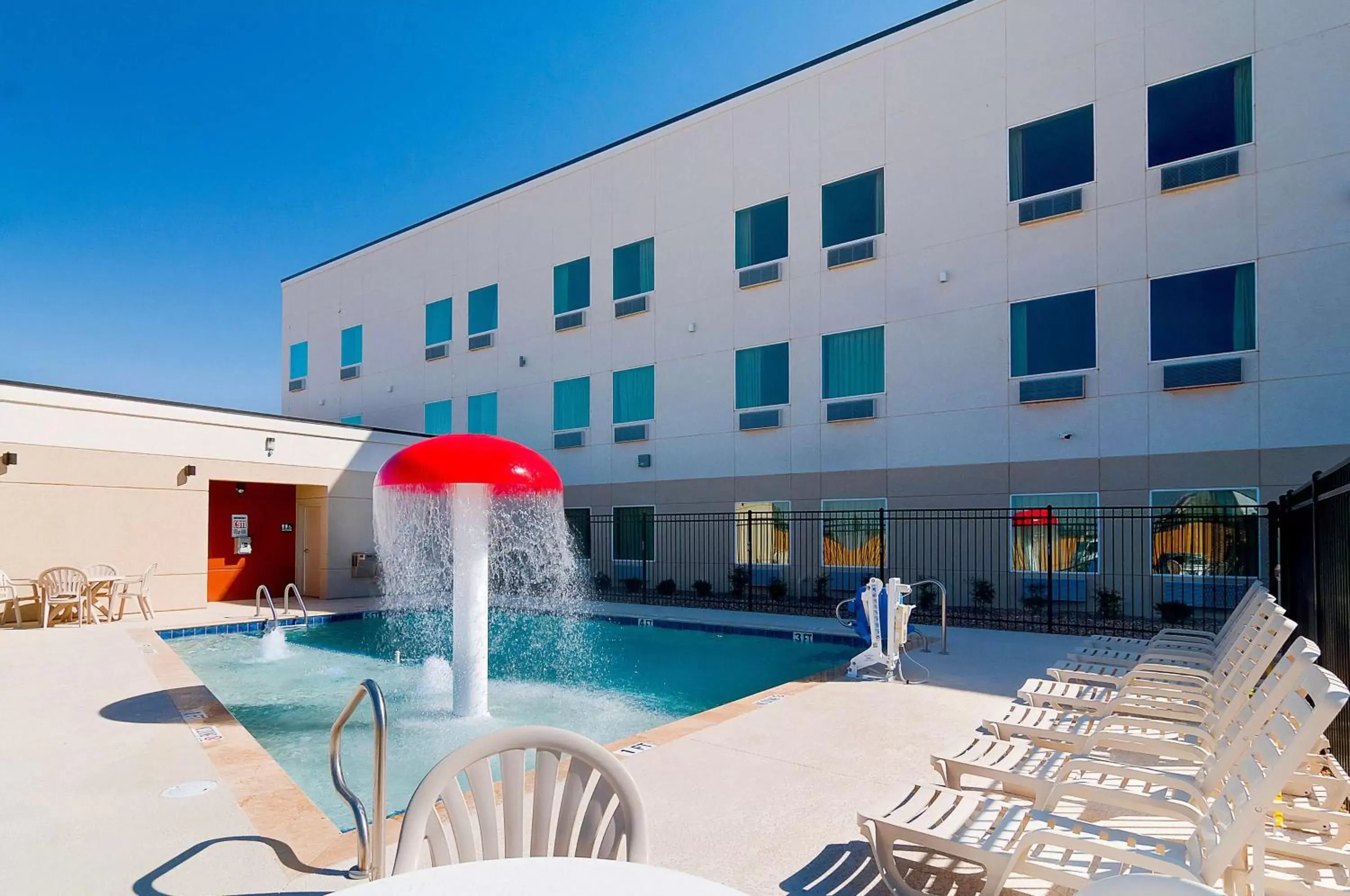 Day, Swimming Pool in Motel 6-Midland, TX