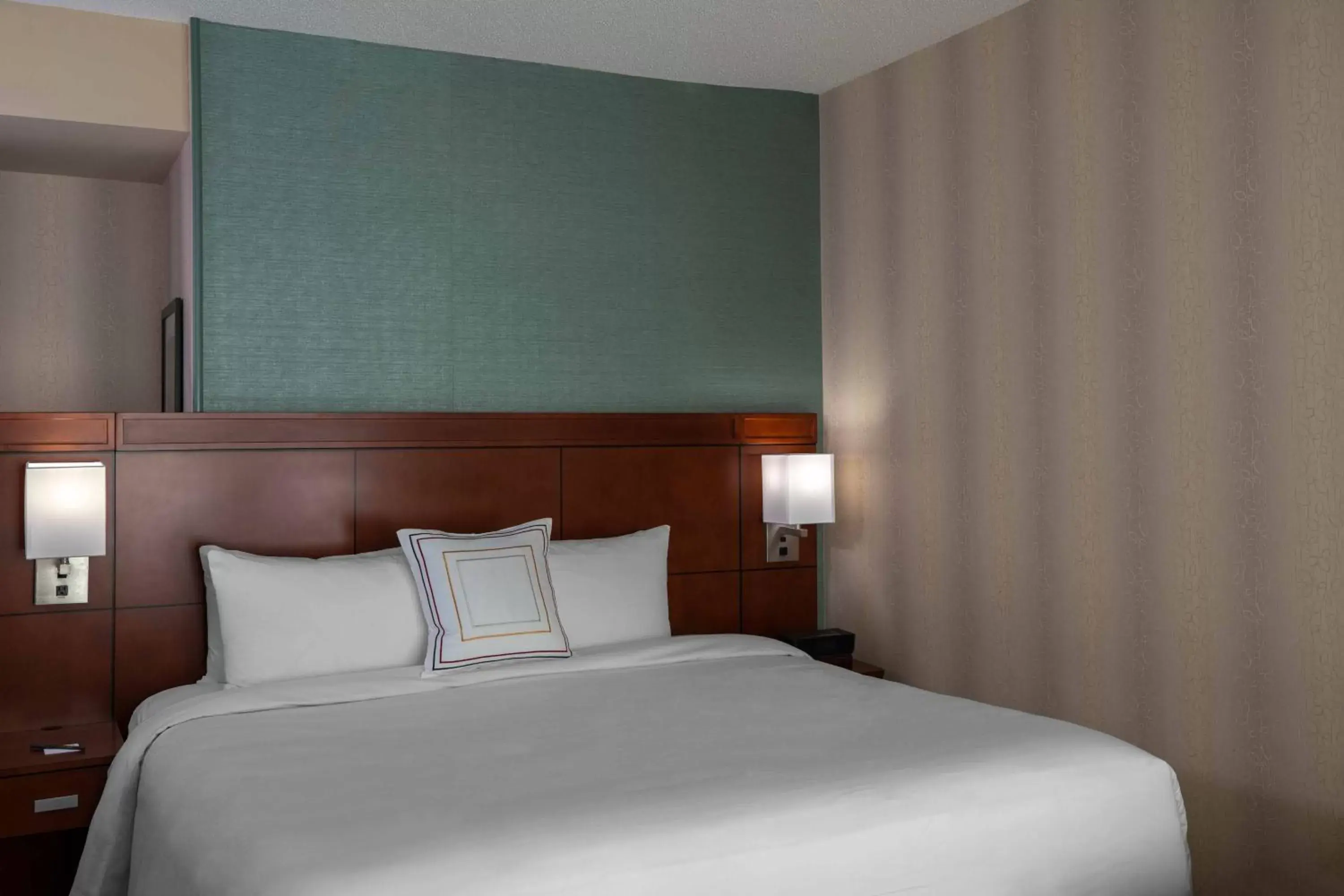 Photo of the whole room, Bed in Courtyard by Marriott Washington, D.C./Foggy Bottom