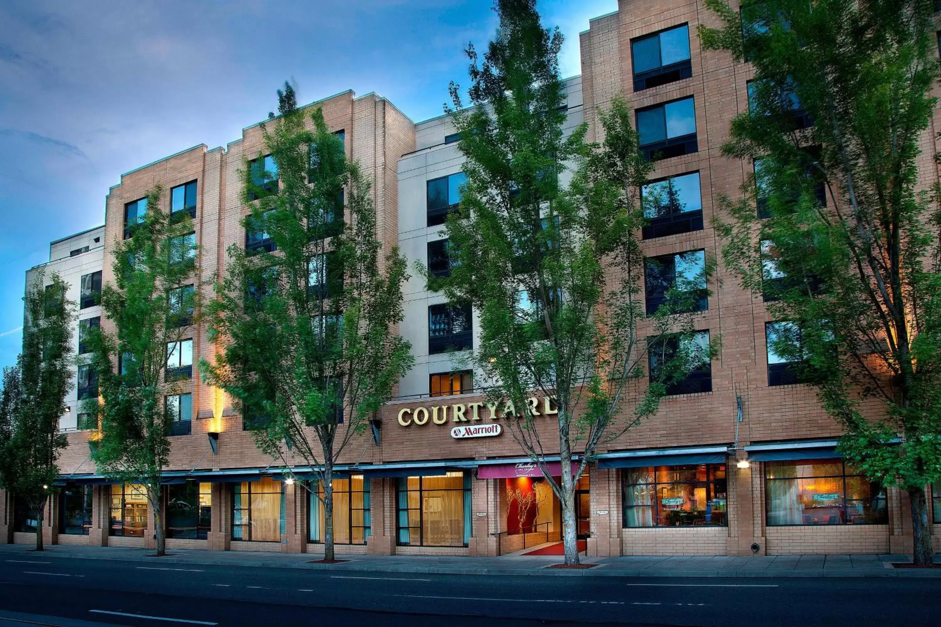 Property Building in Courtyard Portland Downtown / Convention Center