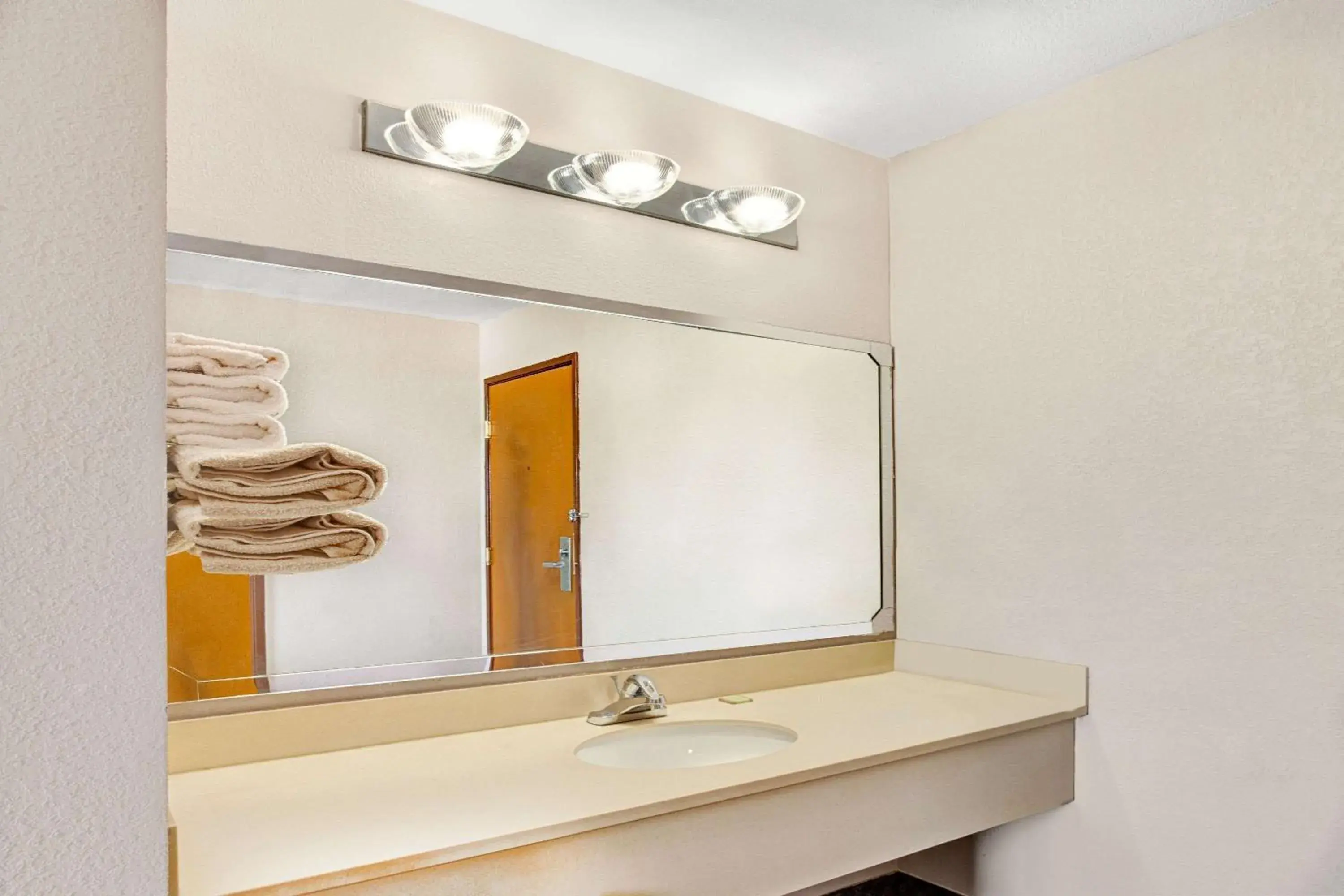 Queen Room - Non-Smoking in Super 8 by Wyndham West Memphis Queen Room - Non-Smoking in Super 8 by Wyndham West Memphis