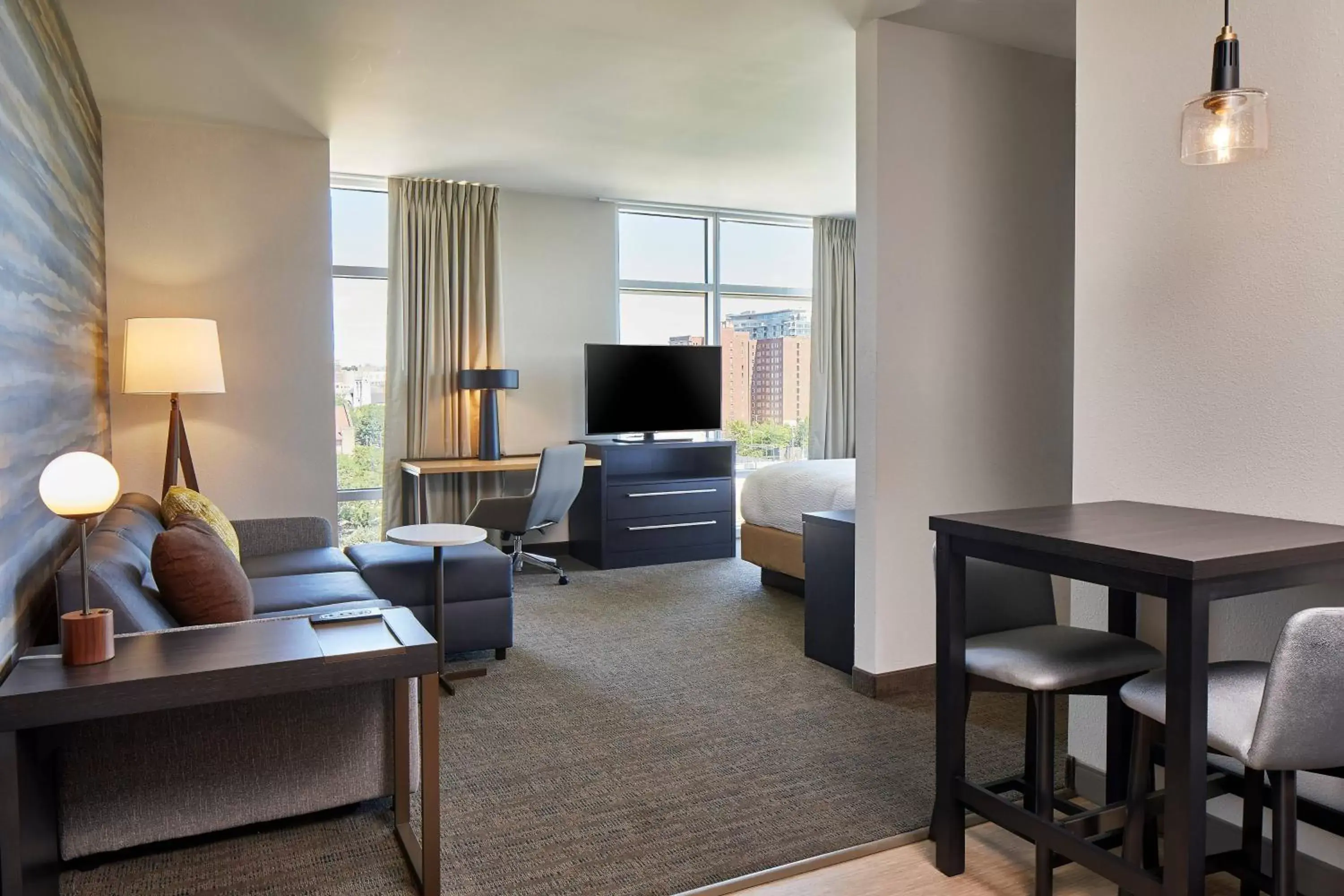 Living room, TV/Entertainment Center in Residence Inn by Marriott Cleveland University Circle/Medical Center