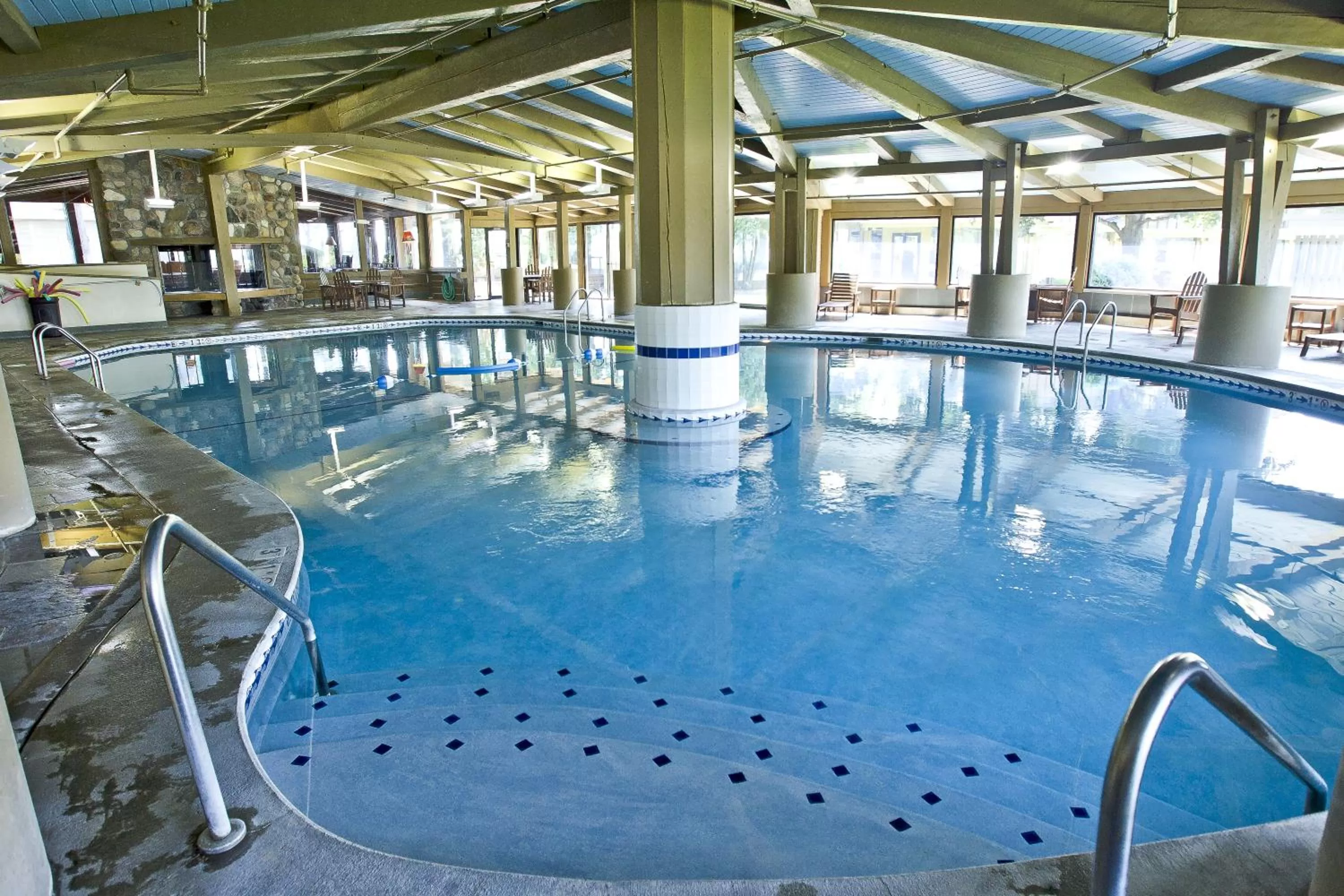 Swimming pool in Lake Lawn Resort