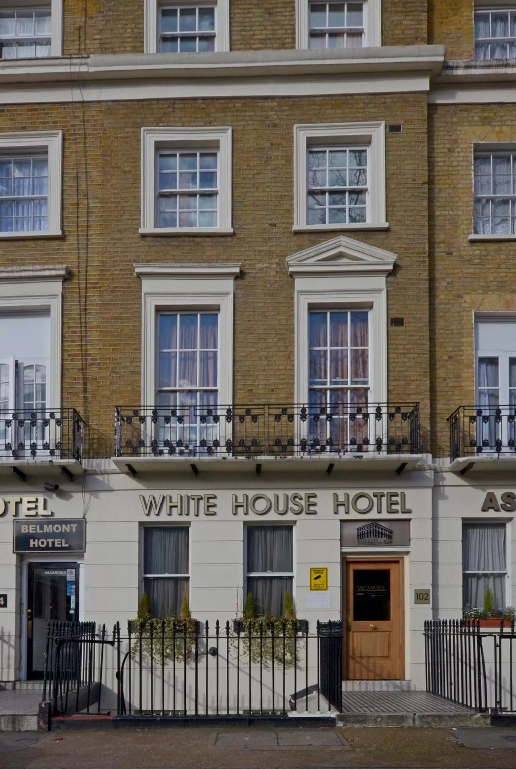 Facade/entrance in White House Hotel