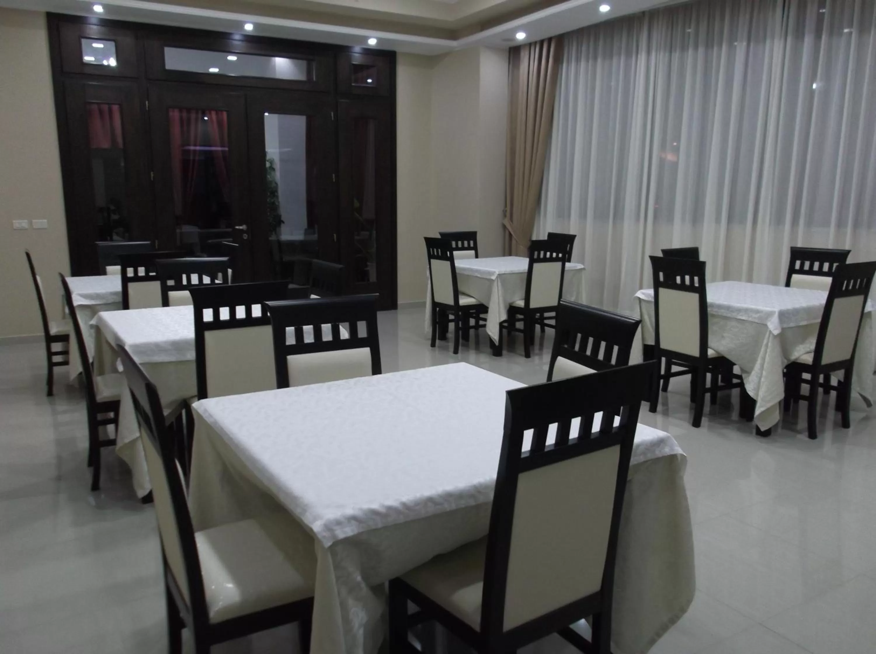 Restaurant/places to eat in Haris Hotel
