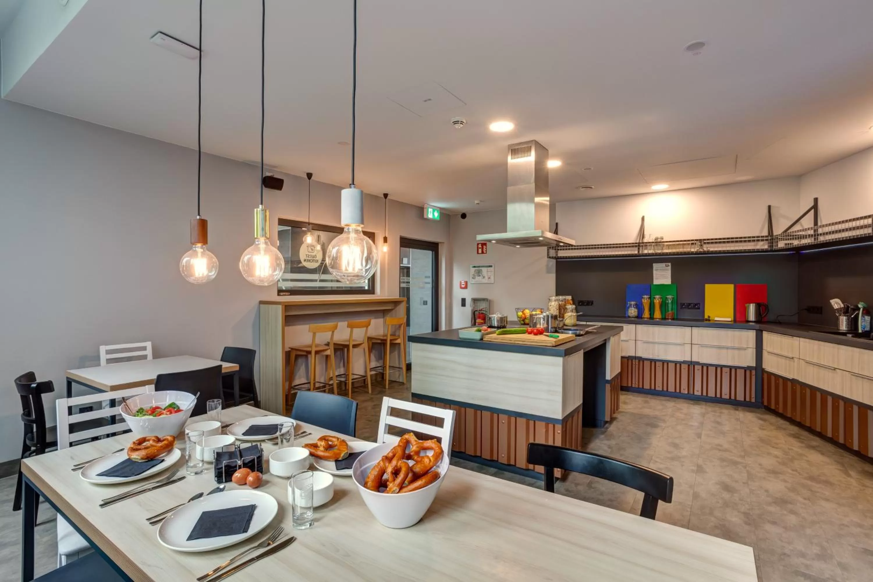 Communal kitchen in MEININGER Hotel München Olympiapark