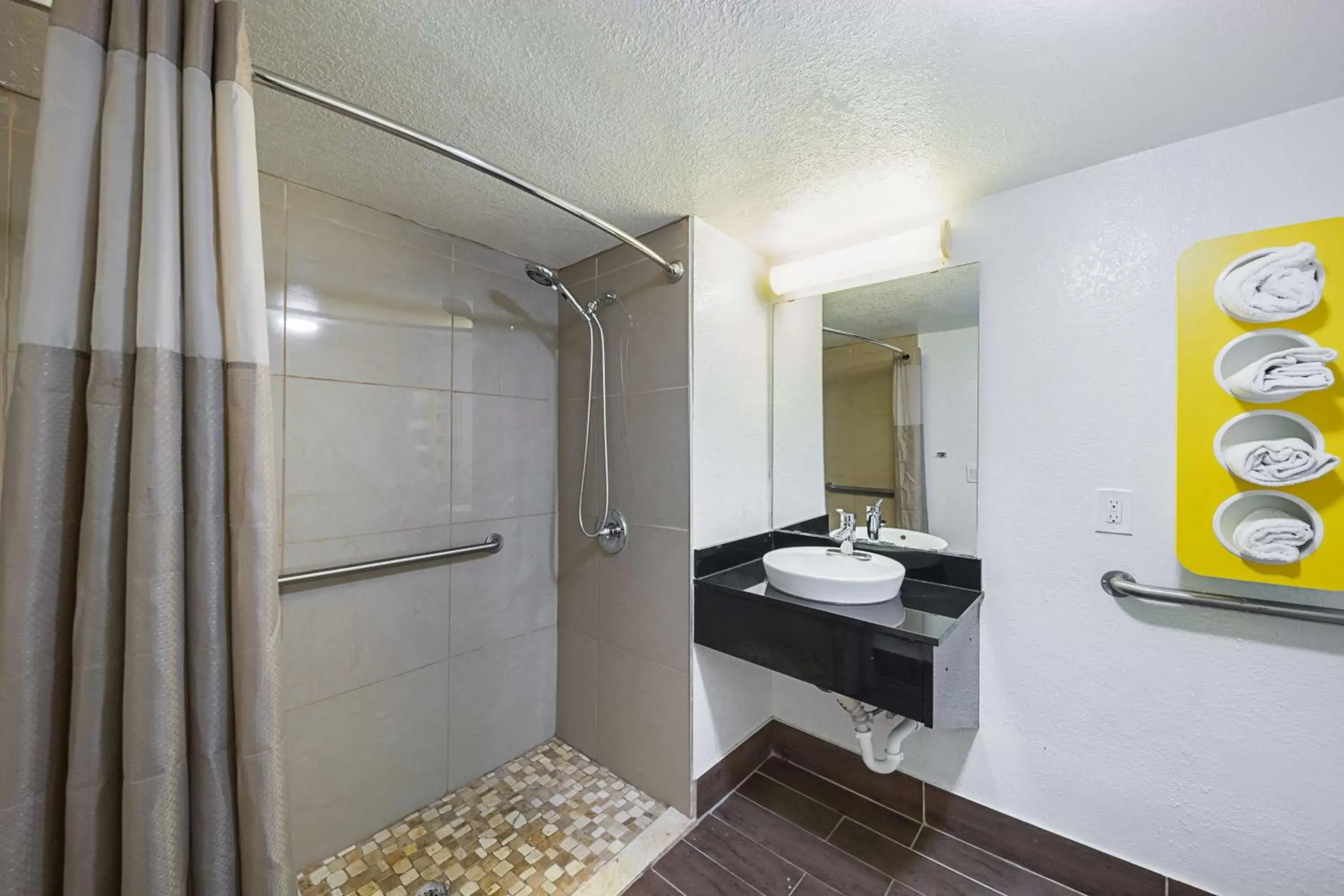 Shower, Bathroom in Motel 6-Grand Prairie, TX - Interstate 30