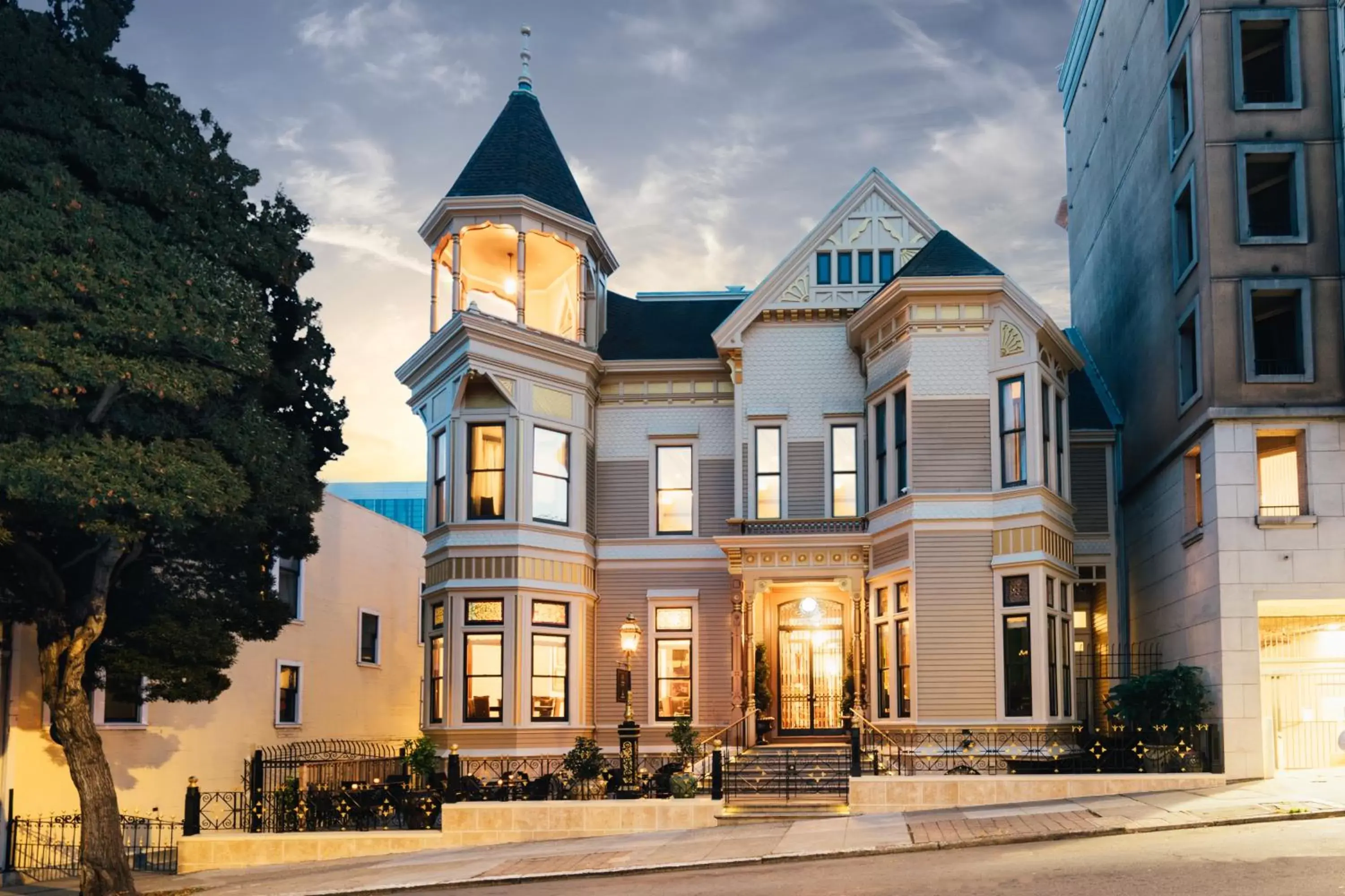 Property building in Neighbourgood Sutter Mansion Property building in Neighbourgood Sutter Mansion