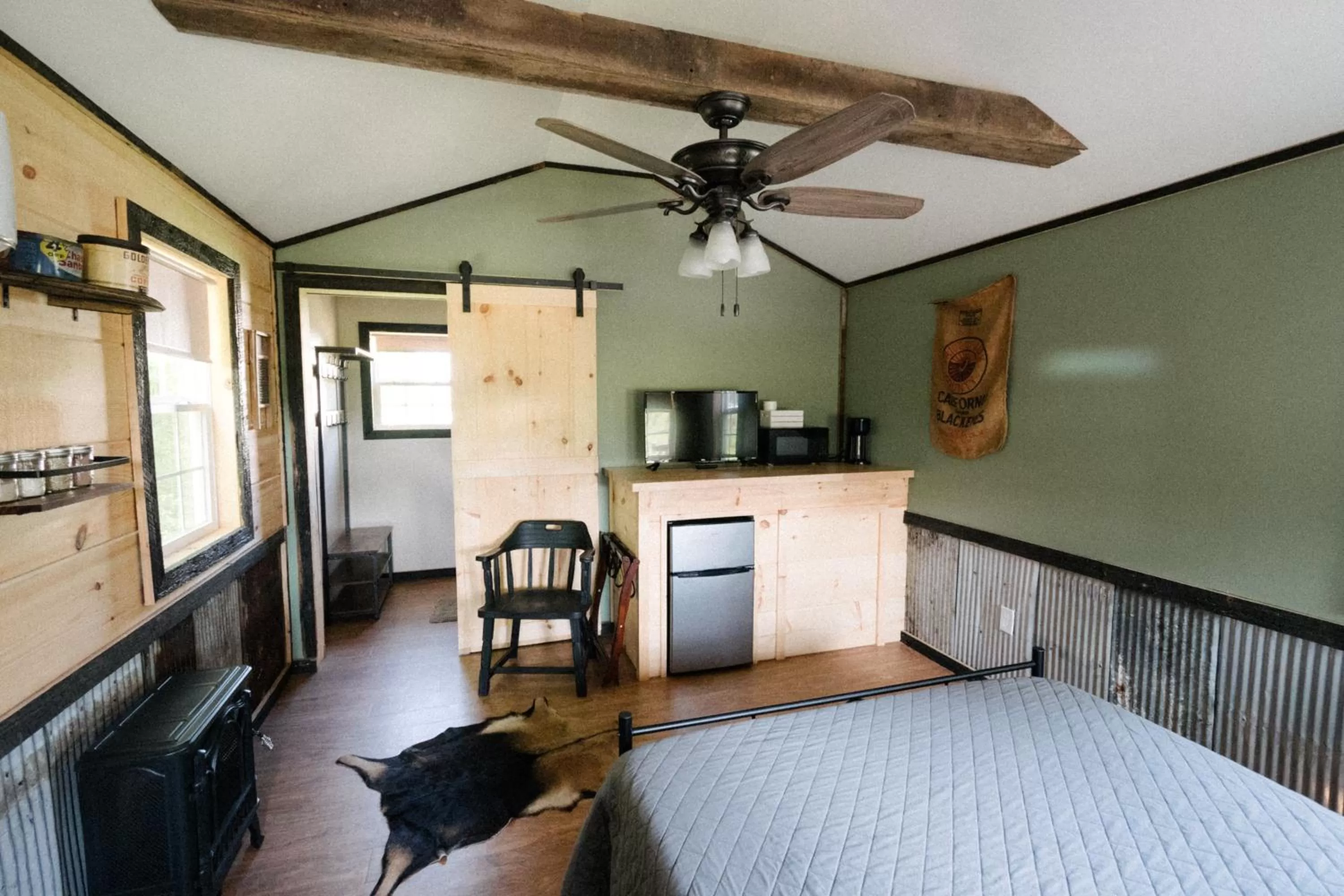 Kitchen or kitchenette, Bed in The Outpost