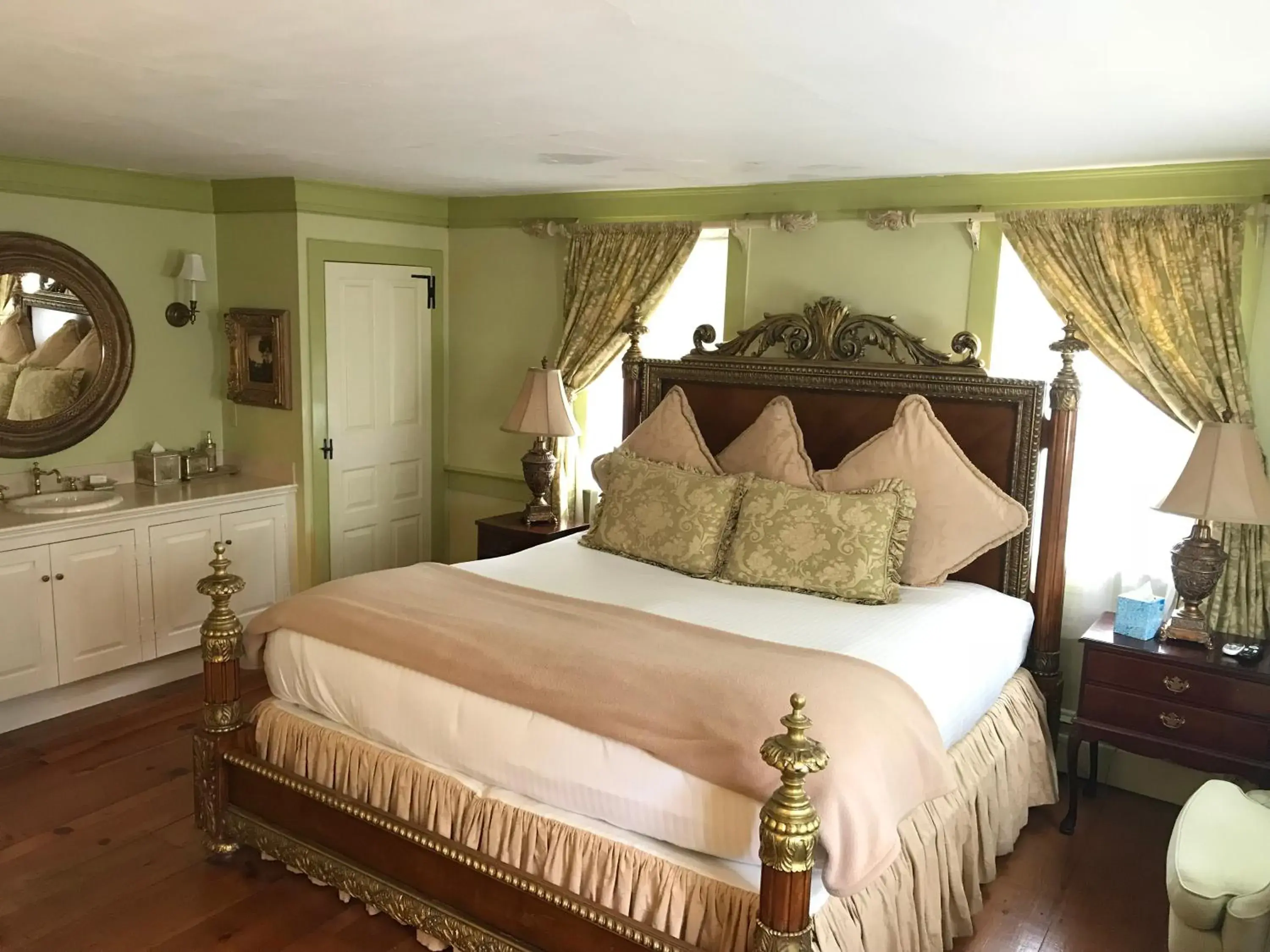 Bedroom, Bed in Admiral Farragut Inn