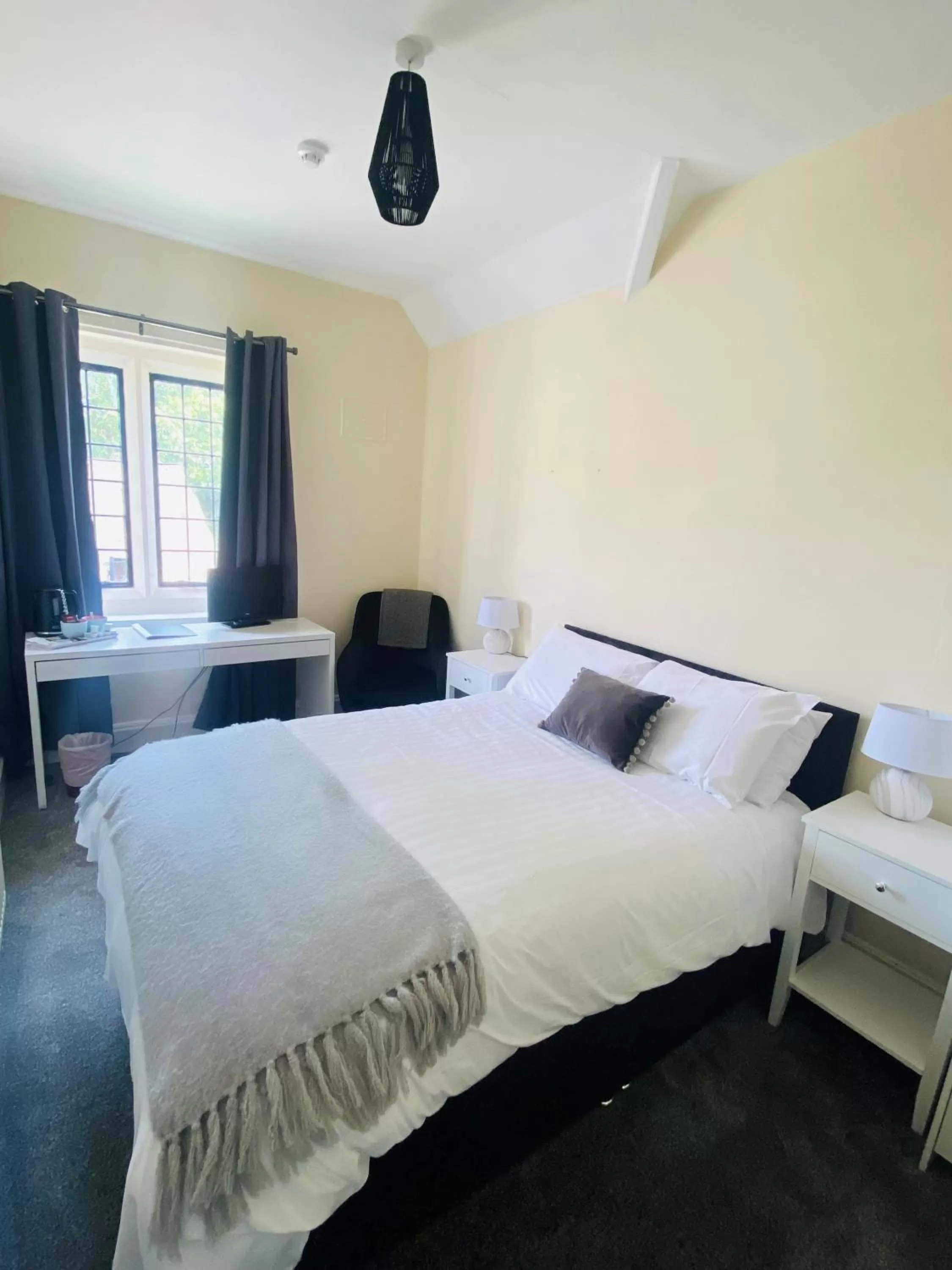 Bedroom, Bed in Mirfield Monastery B&B