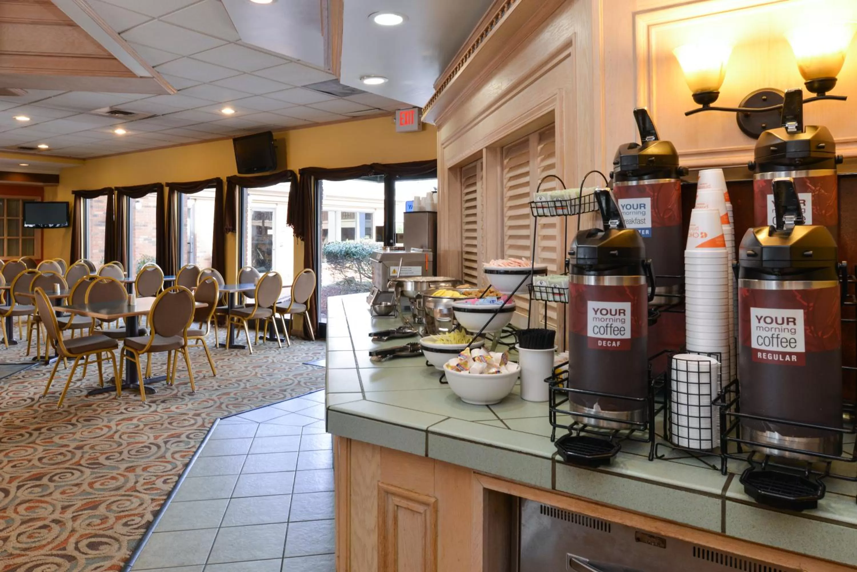 Food and drinks in SureStay Plus Hotel by Best Western Fayetteville