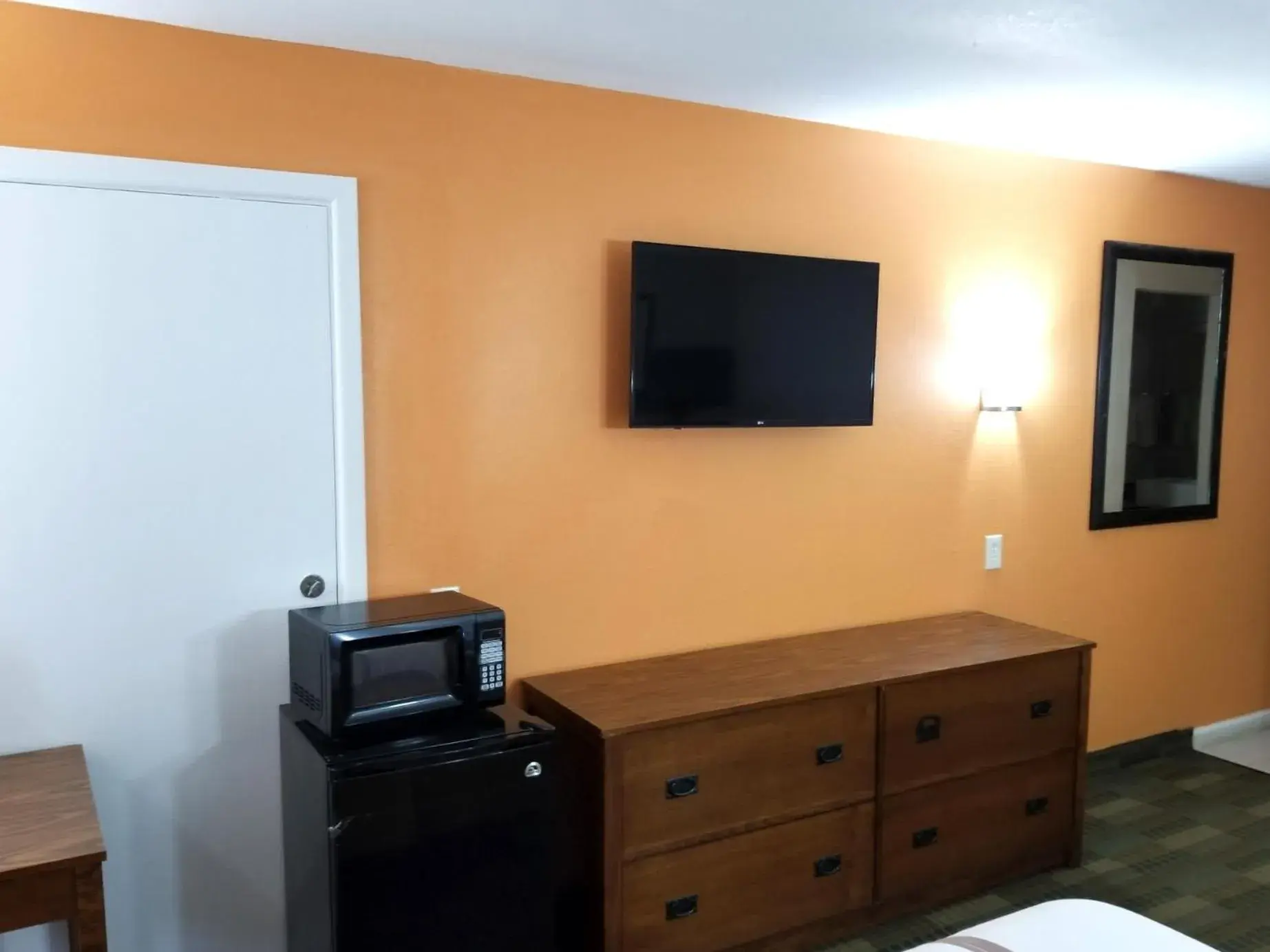 TV and multimedia, TV/Entertainment Center in Americas Best Value Inn Marshall