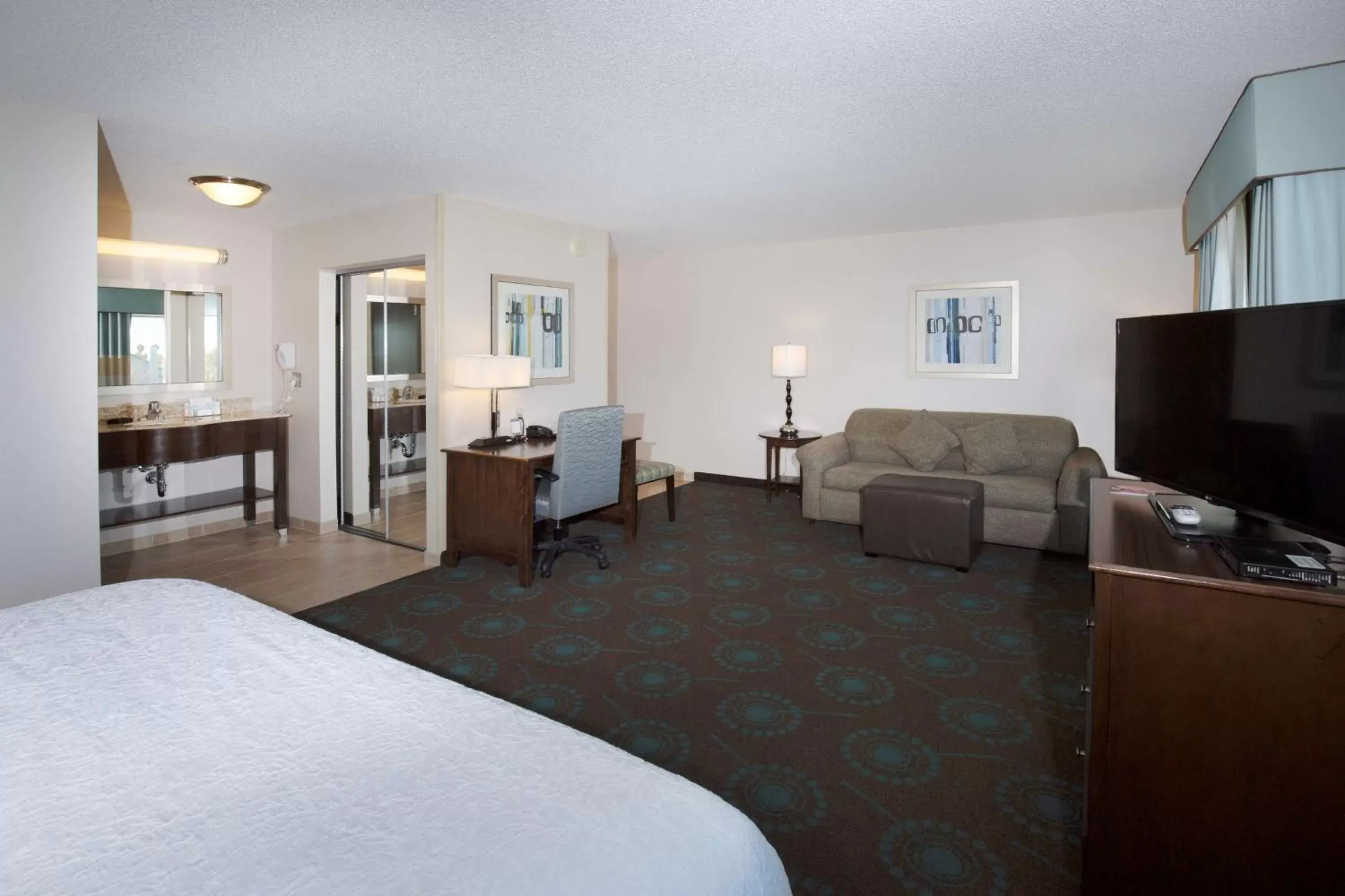 Bed, Seating Area in Hampton Inn & Suites Suisun City Waterfront