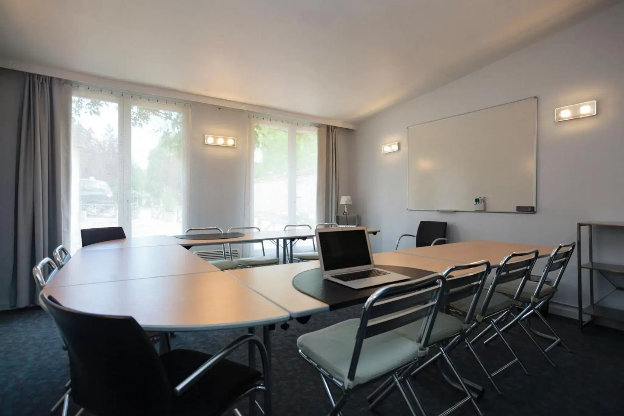 Meeting/conference room in The Originals Boutique, Hôtel Victoria, Fontainebleau Meeting/conference room in The Originals Boutique, Hôtel Victoria, Fontainebleau