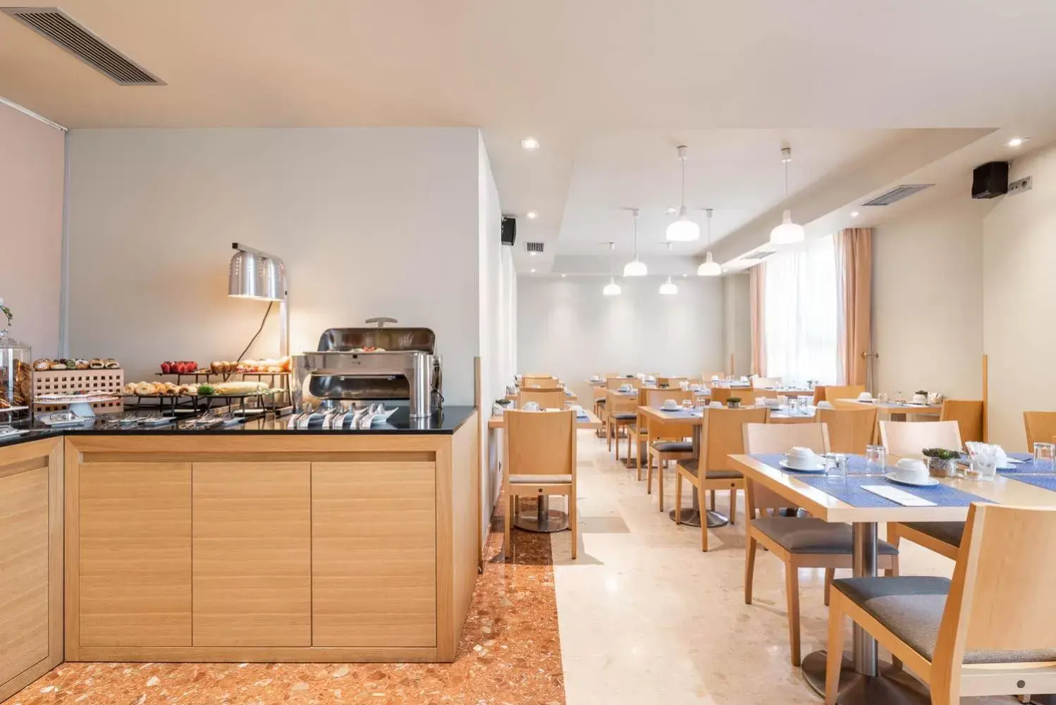 Breakfast, Restaurant/Places to Eat in Aparthotel Exe Campus San Mamés