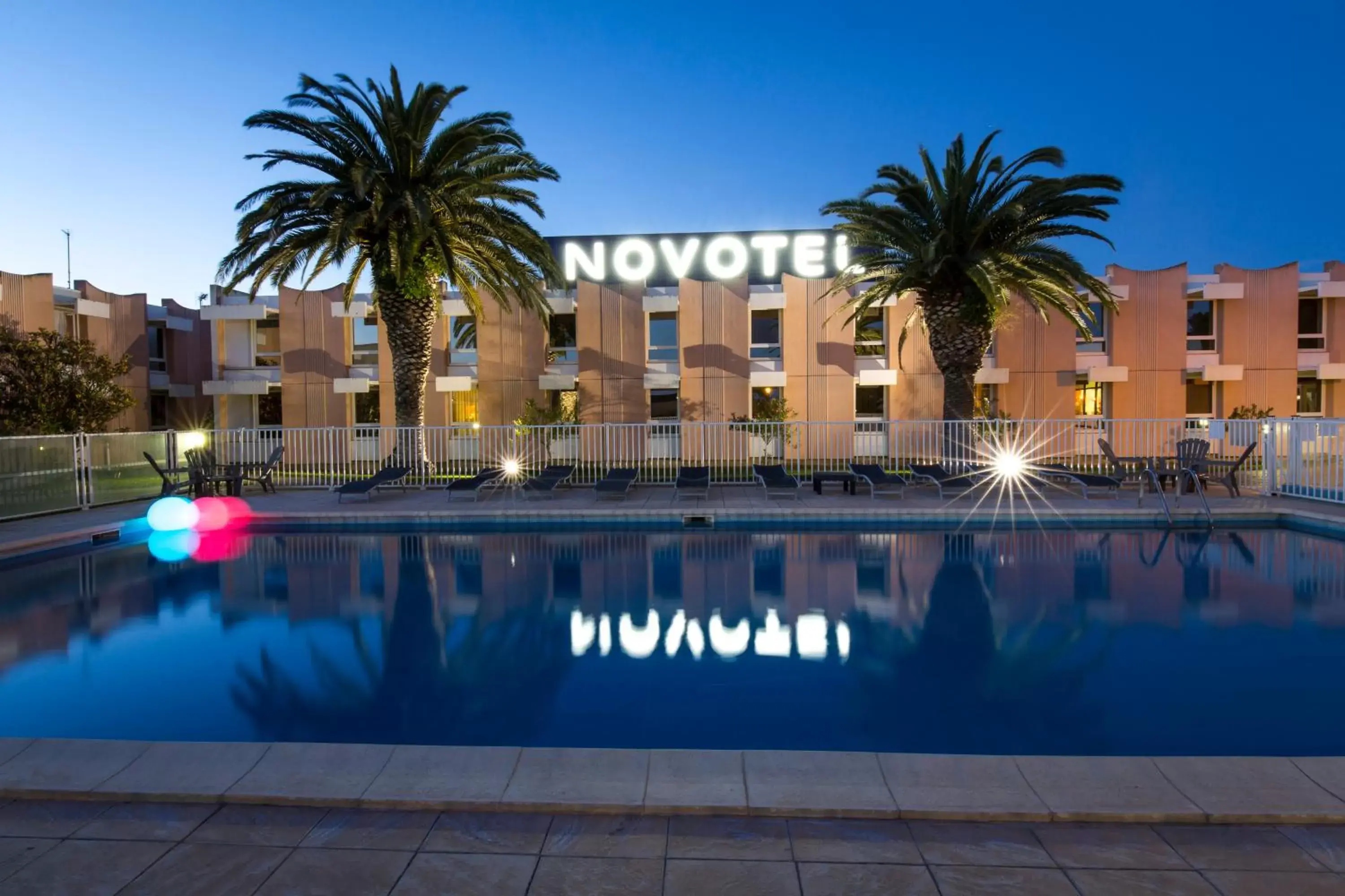 Swimming pool, Property Building in Novotel Perpignan Nord Rivesaltes