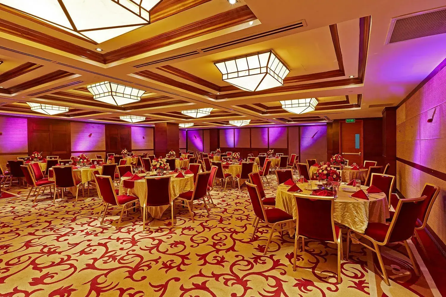 Banquet/Function facilities, Restaurant/Places to Eat in Six Seasons Hotel