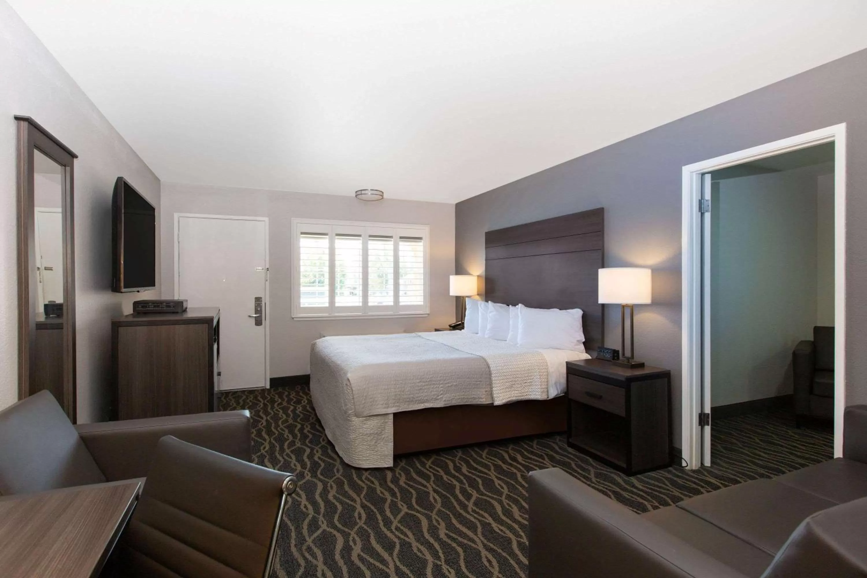 Photo of the whole room, Bed in Days Inn by Wyndham Ukiah