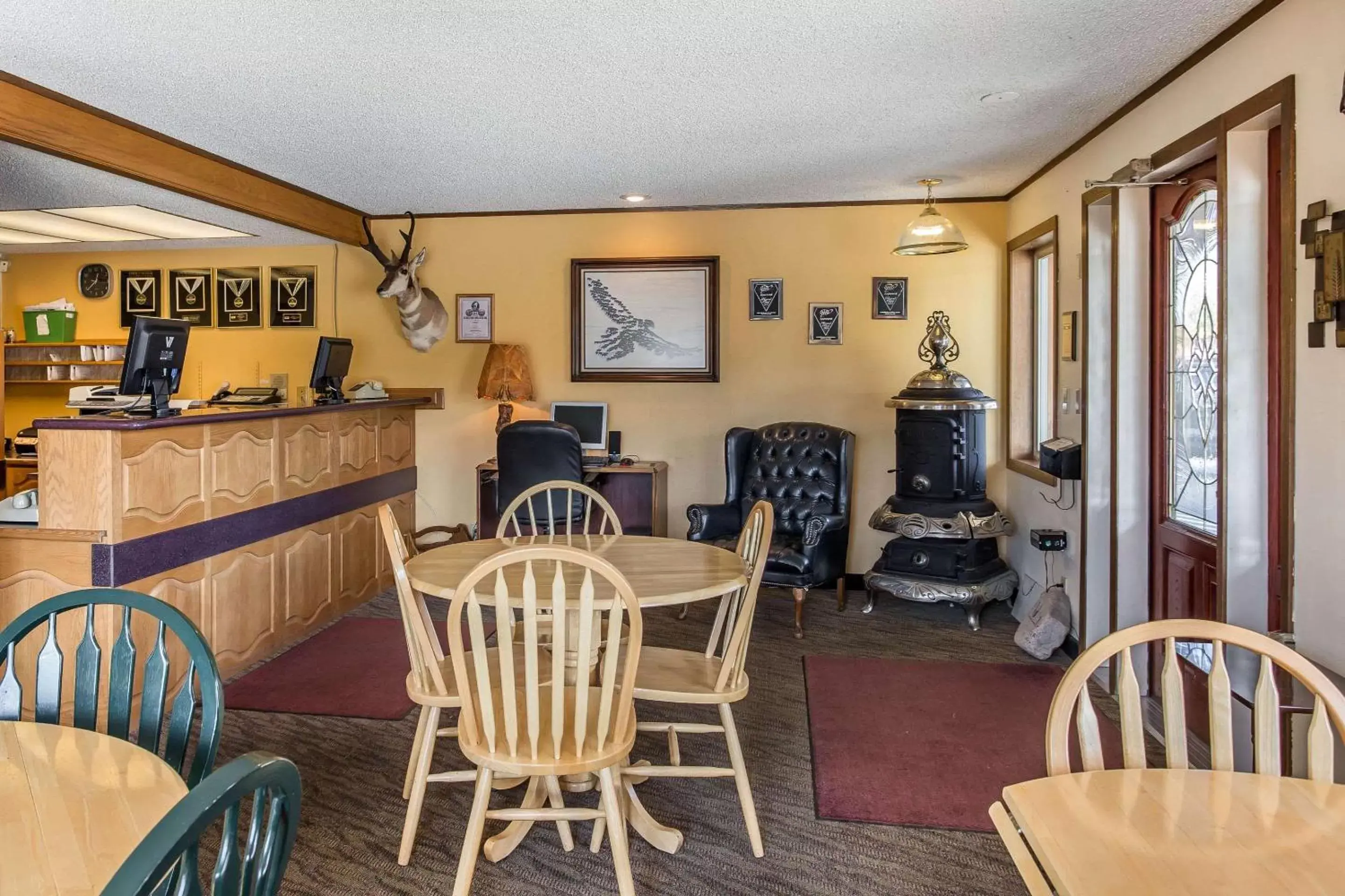 Lobby or reception, Restaurant/Places to Eat in Rodeway Inn Pronghorn Lodge