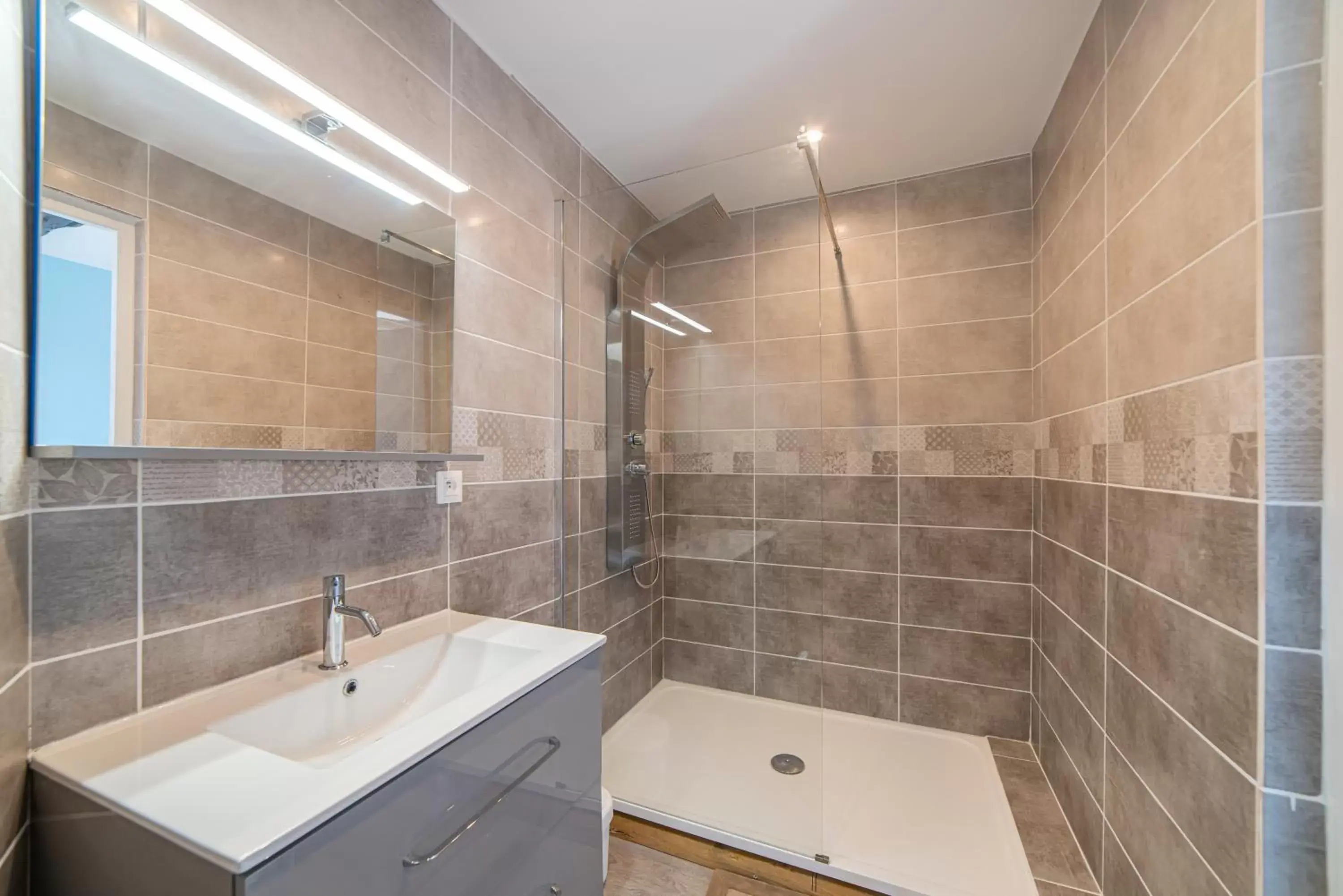 Shower, Bathroom in Hôtel Au Coq Dort Spa