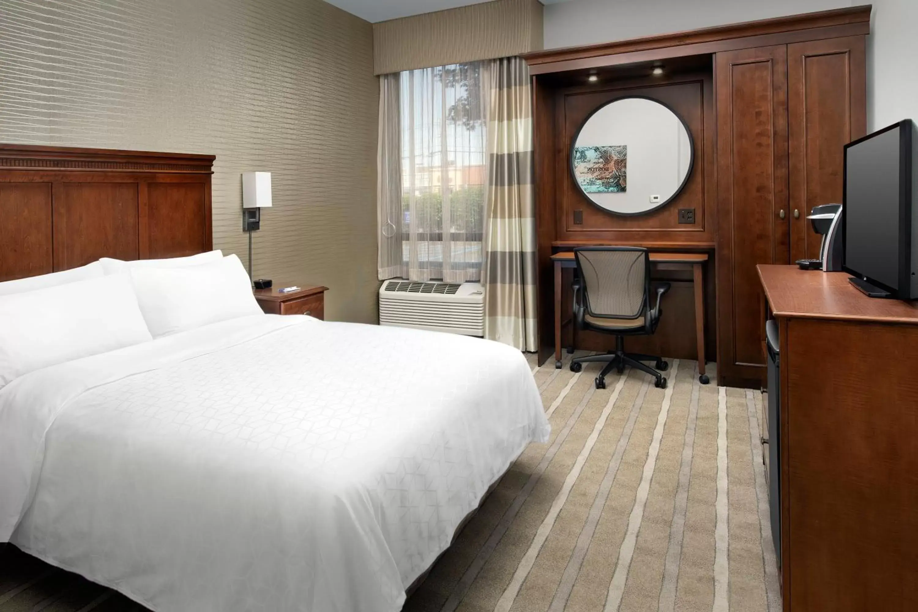 Photo of the whole room, Bed in Holiday Inn Express Boston North-Woburn, an IHG Hotel