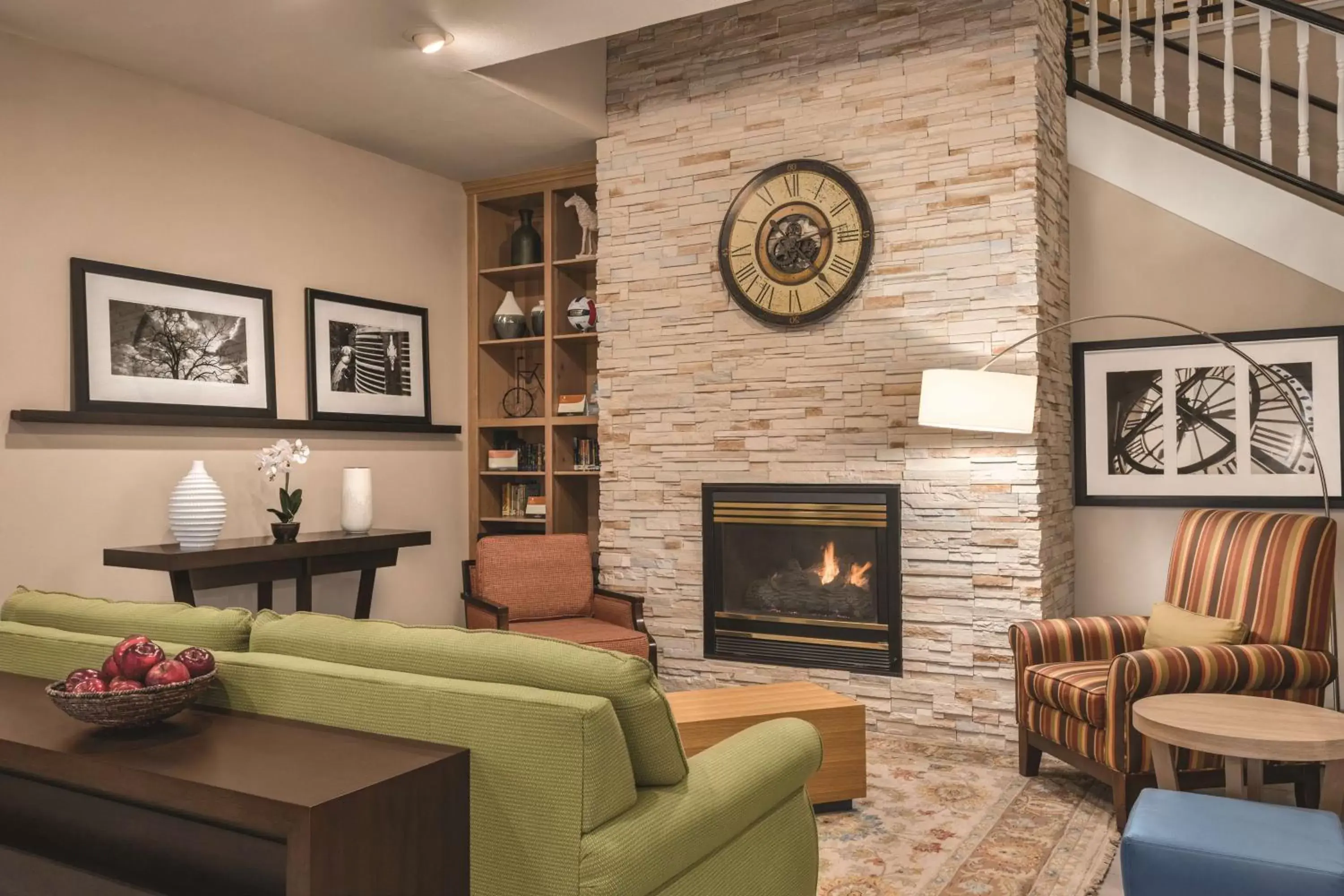 Lobby or reception, Seating Area in Country Inn & Suites by Radisson, Dakota Dunes, SD