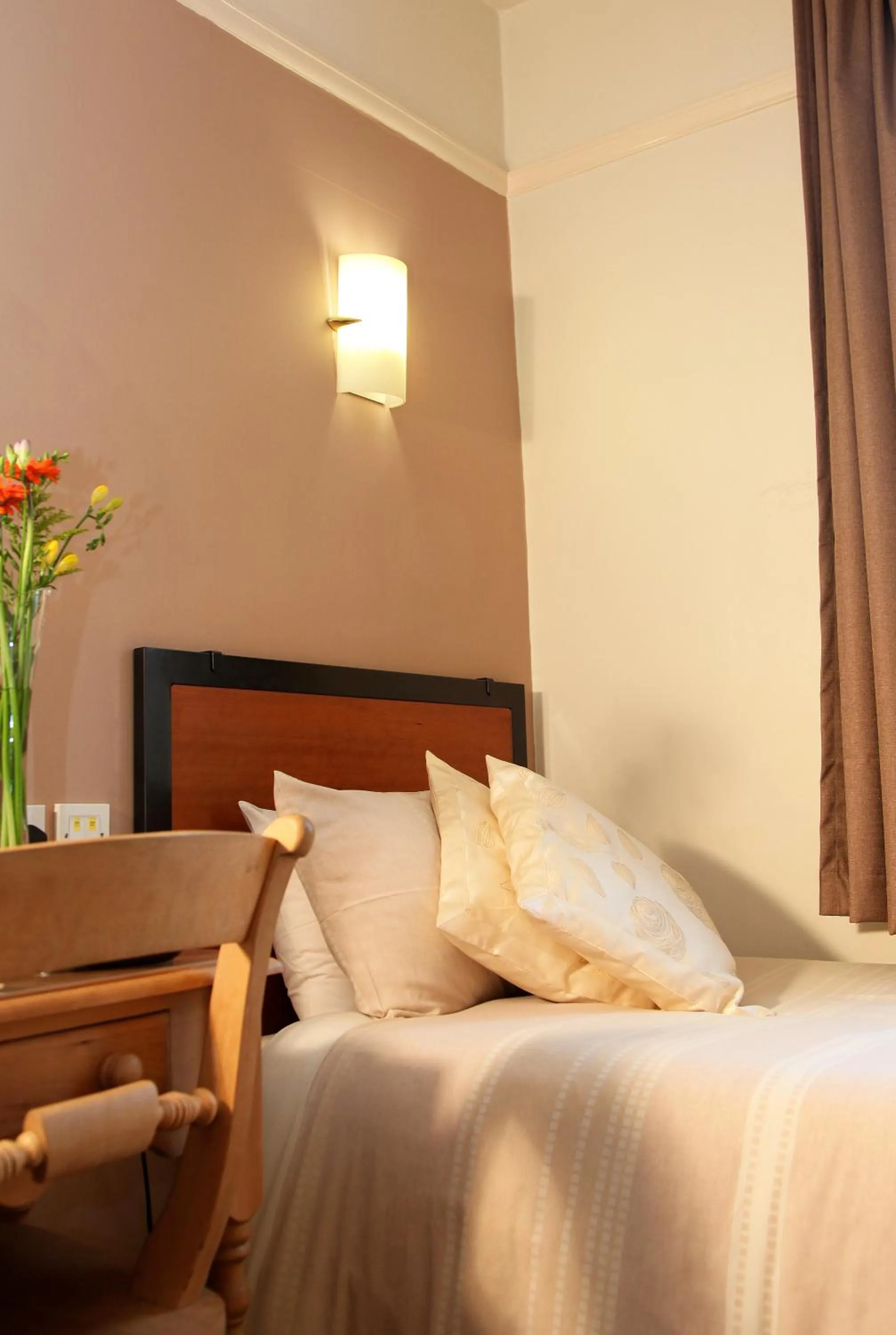 Bed in Deincourt Hotel