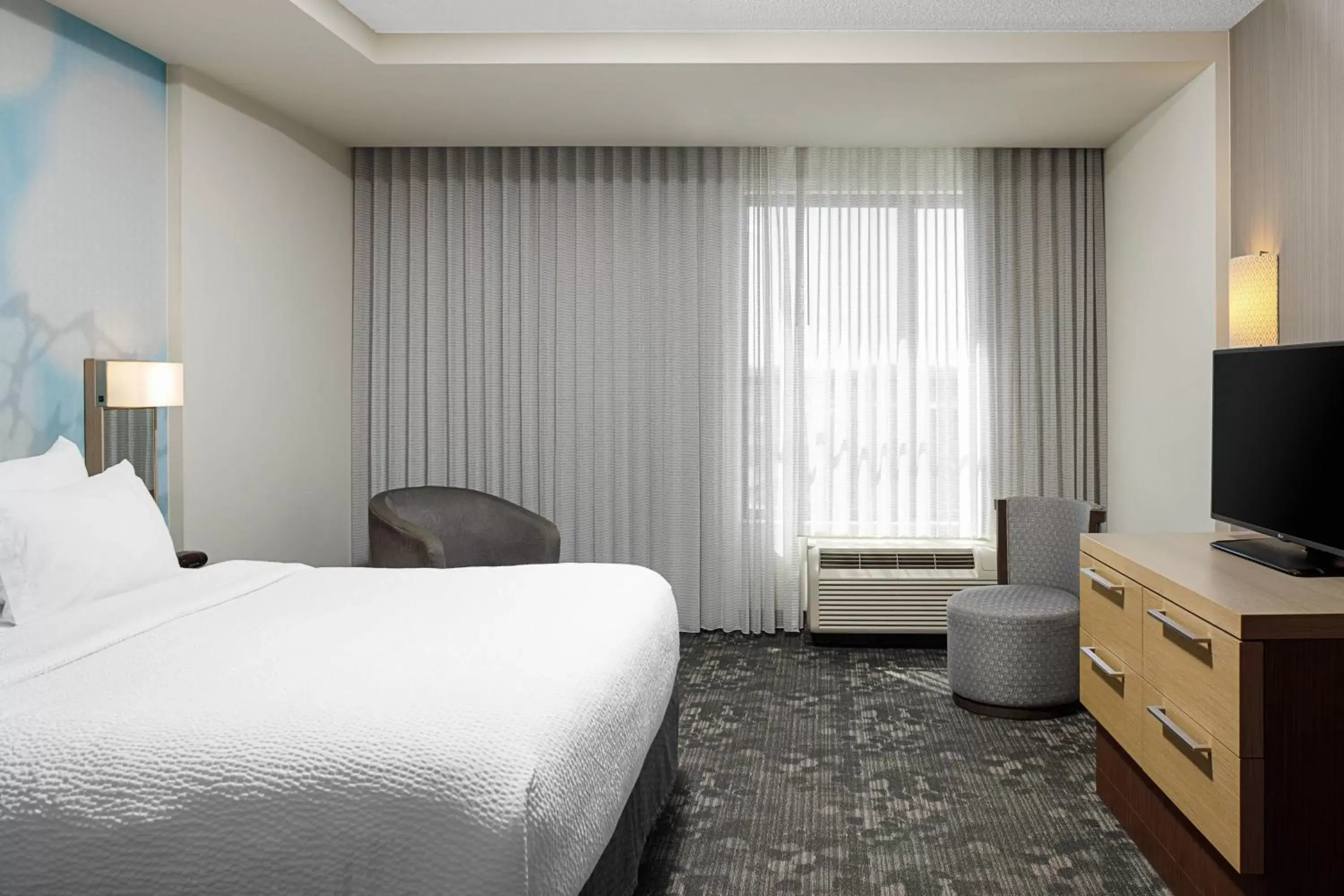 Bedroom, Bed in Courtyard by Marriott Charleston Summerville