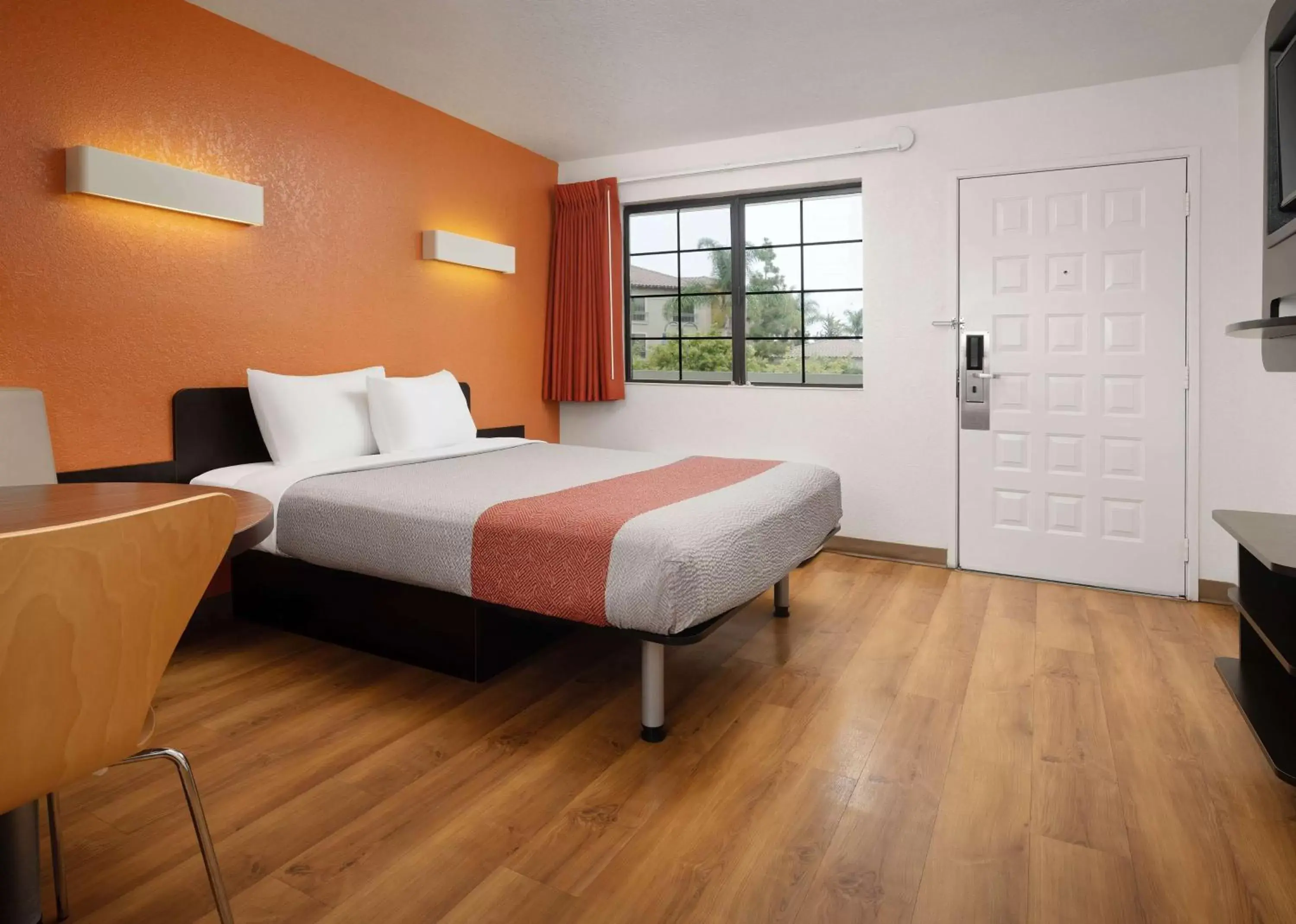 Bedroom, Bed in Motel 6-San Luis Obispo, CA - South