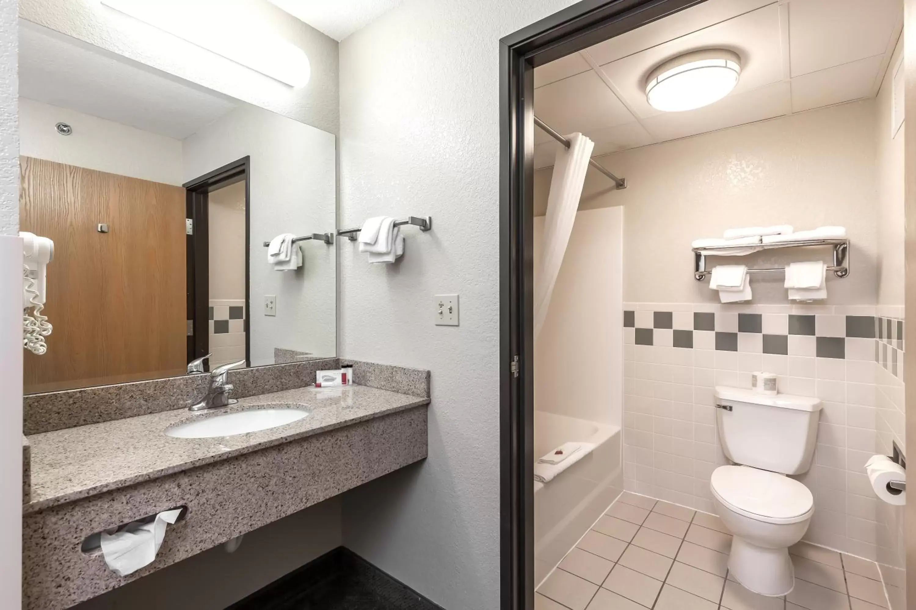 Bathroom in MountainView Lodge and Suites