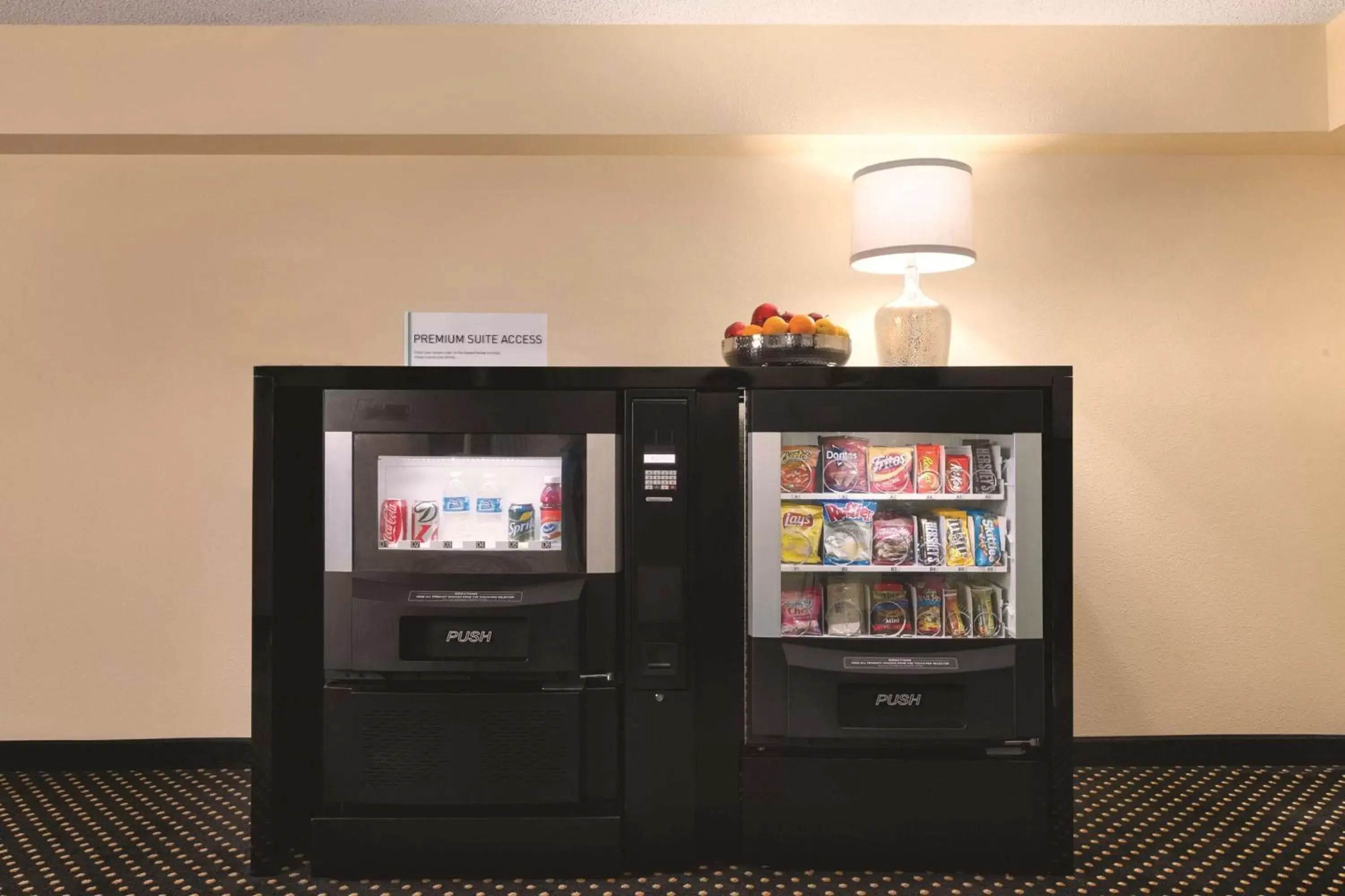 Kitchen or kitchenette in Embassy Suites by Hilton Chicago Naperville