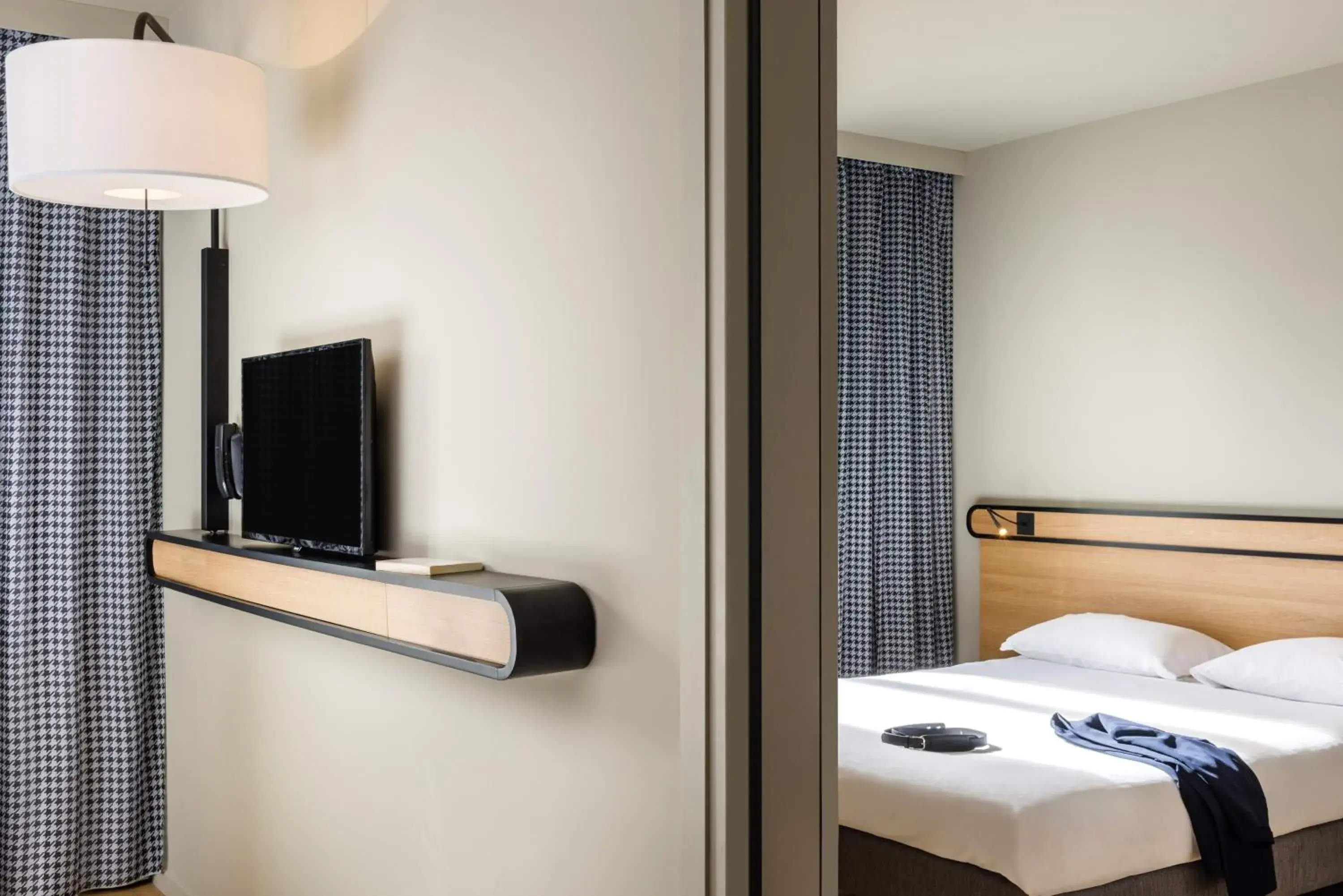 Two Connecting Studio or One Apartemnt (4 Adults) in Aparthotel Adagio Access La Défense Puteaux