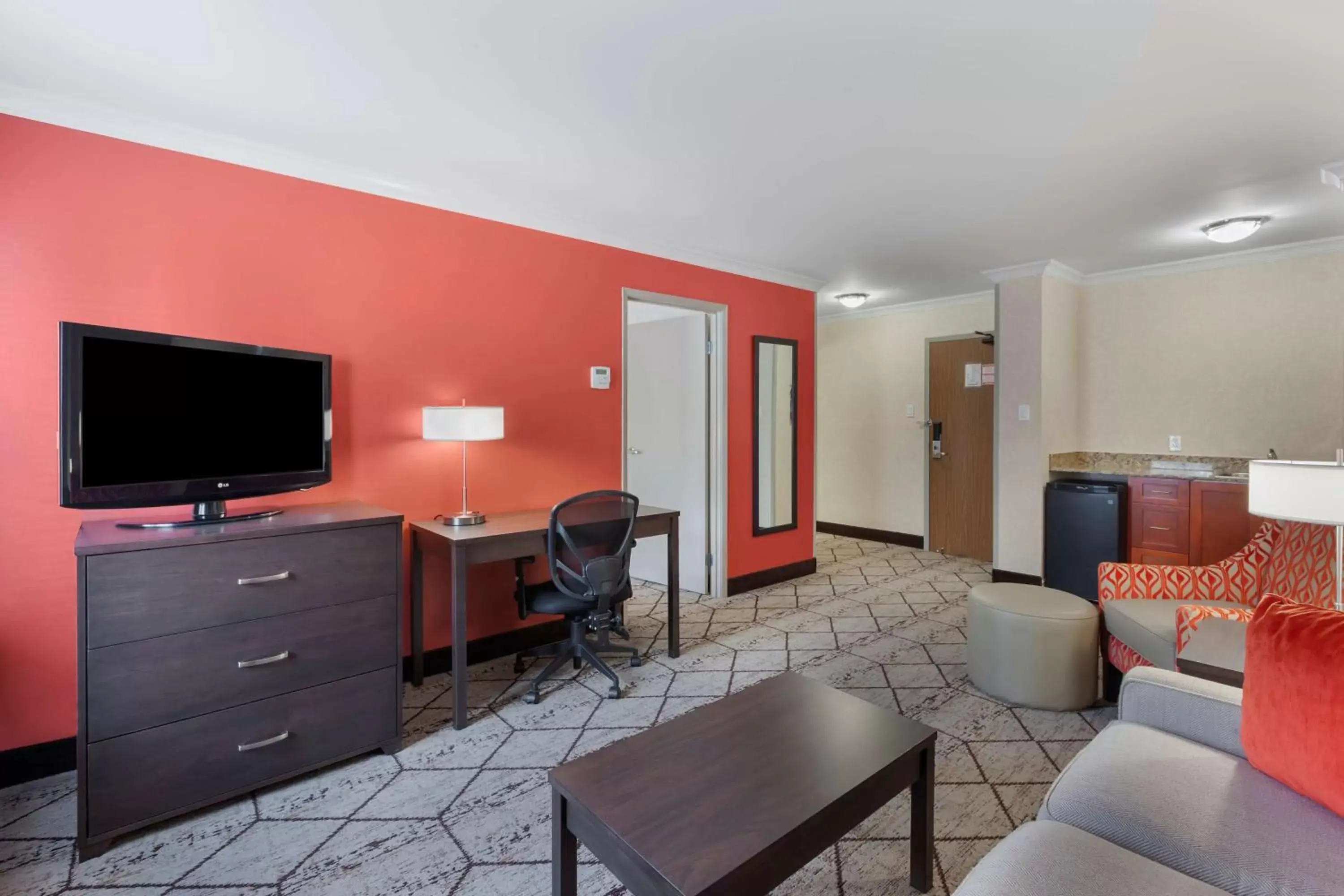 Bedroom, TV/Entertainment Center in Best Western Plus Rose City Suites
