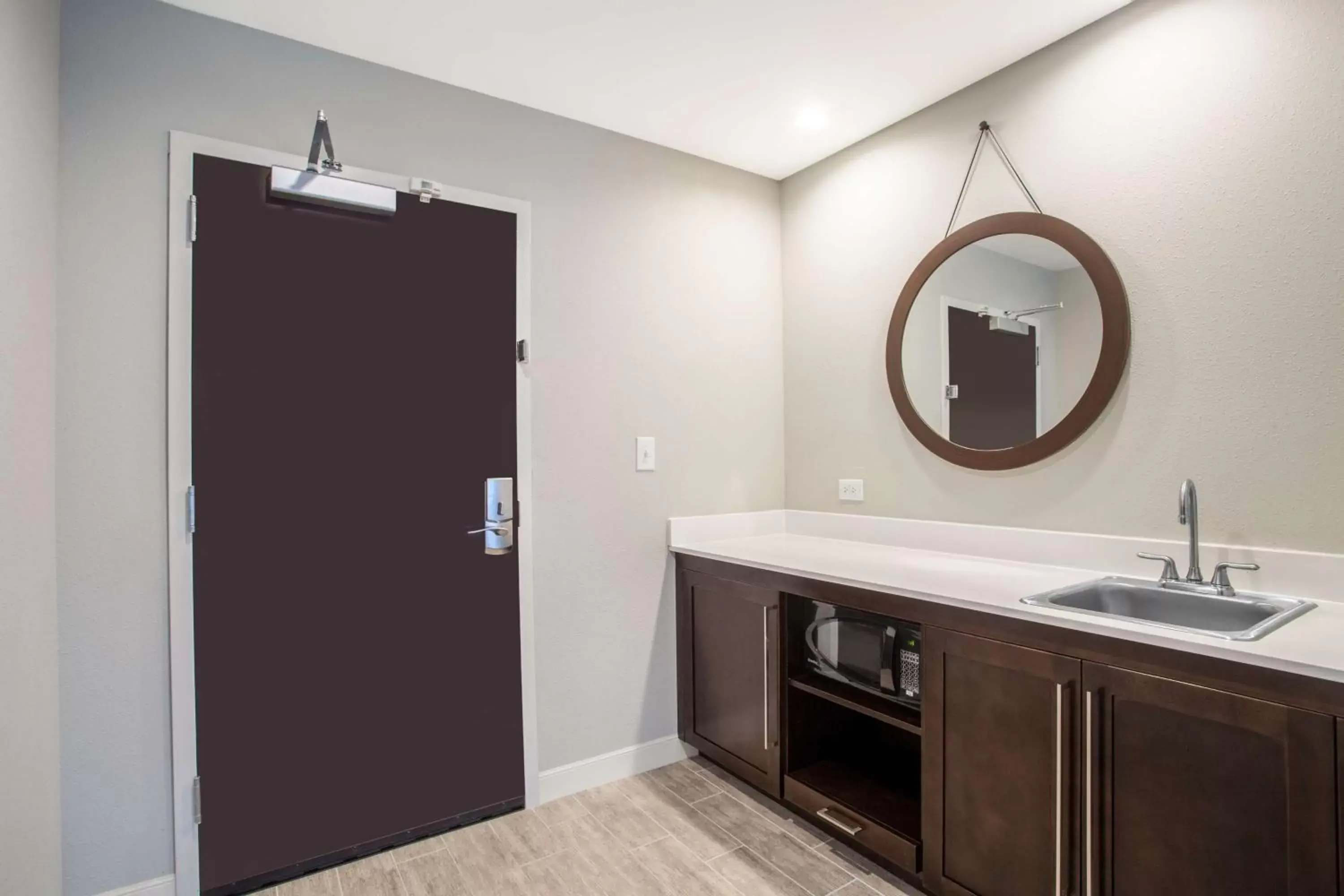 Bedroom, Bathroom in Hampton Inn Rochester Penfield, Ny