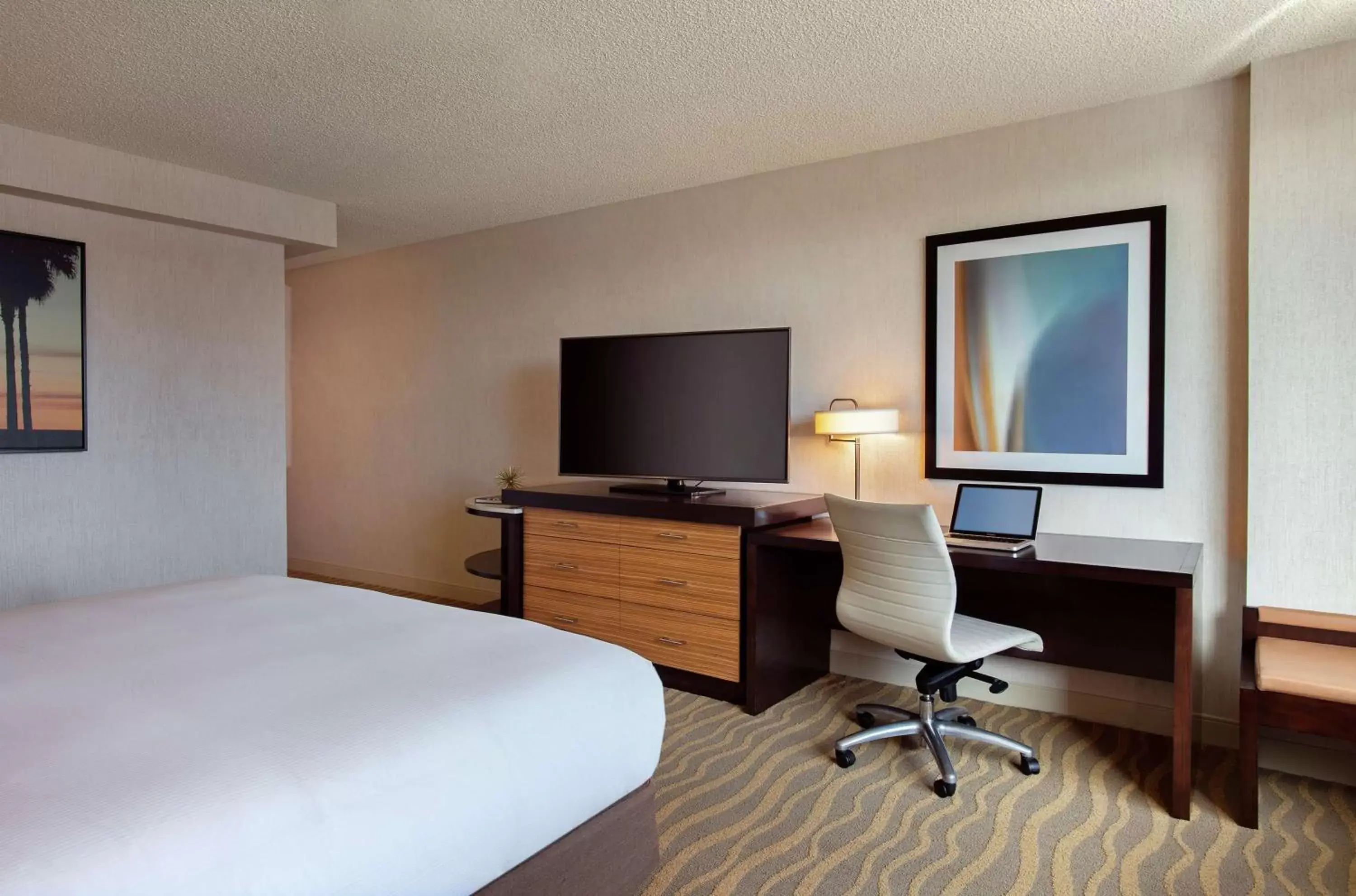 Bedroom, TV/Entertainment Center in DoubleTree by Hilton San Diego-Mission Valley