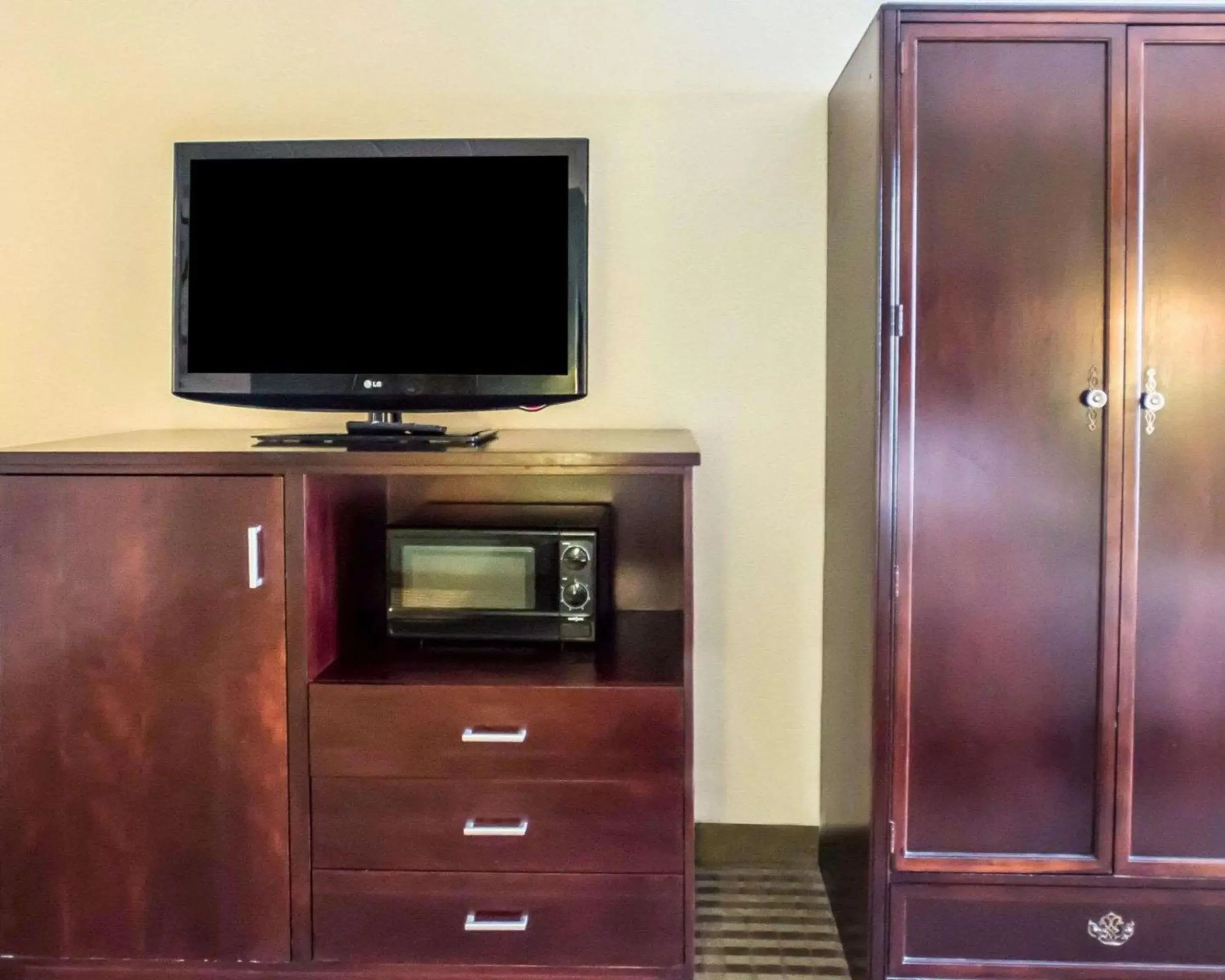 Photo of the whole room, TV/Entertainment Center in Quality Inn Mill Hall - Lamar