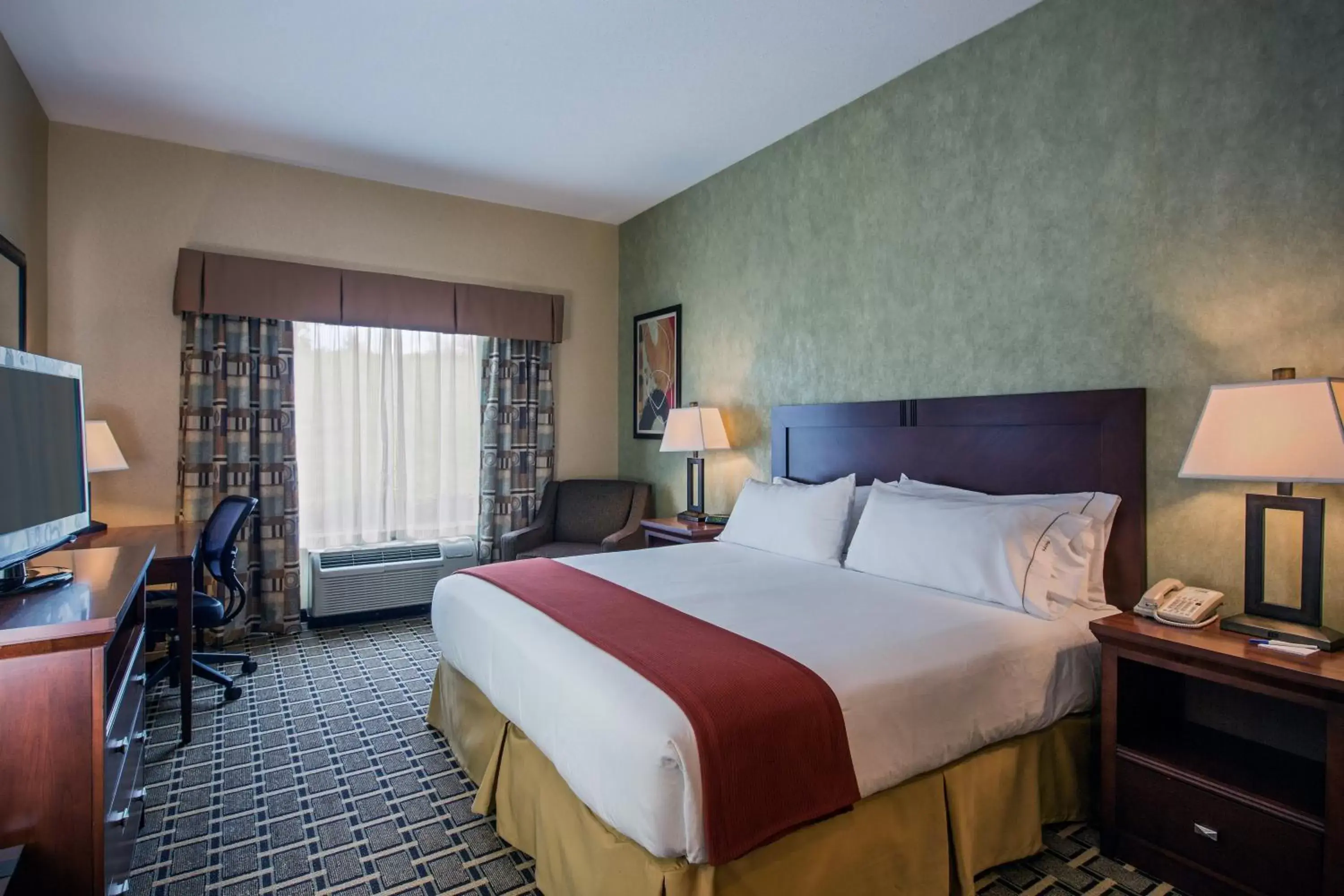 Photo of the whole room, Bed in Holiday Inn Express Hotel & Suites Youngstown North-Warren/Niles, an IHG Hotel