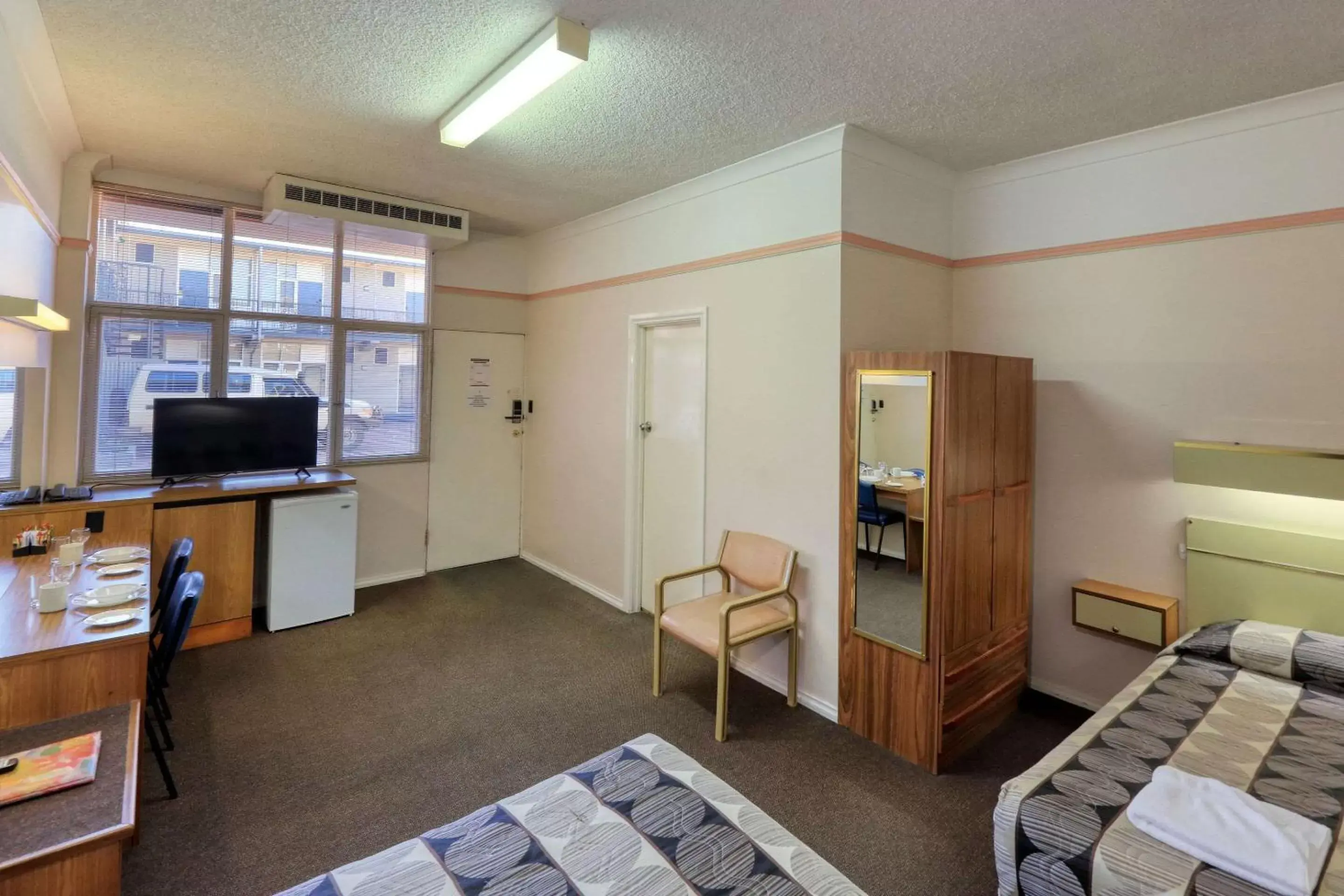 Bedroom, TV/Entertainment Center in Comfort Inn Crystal Broken Hill