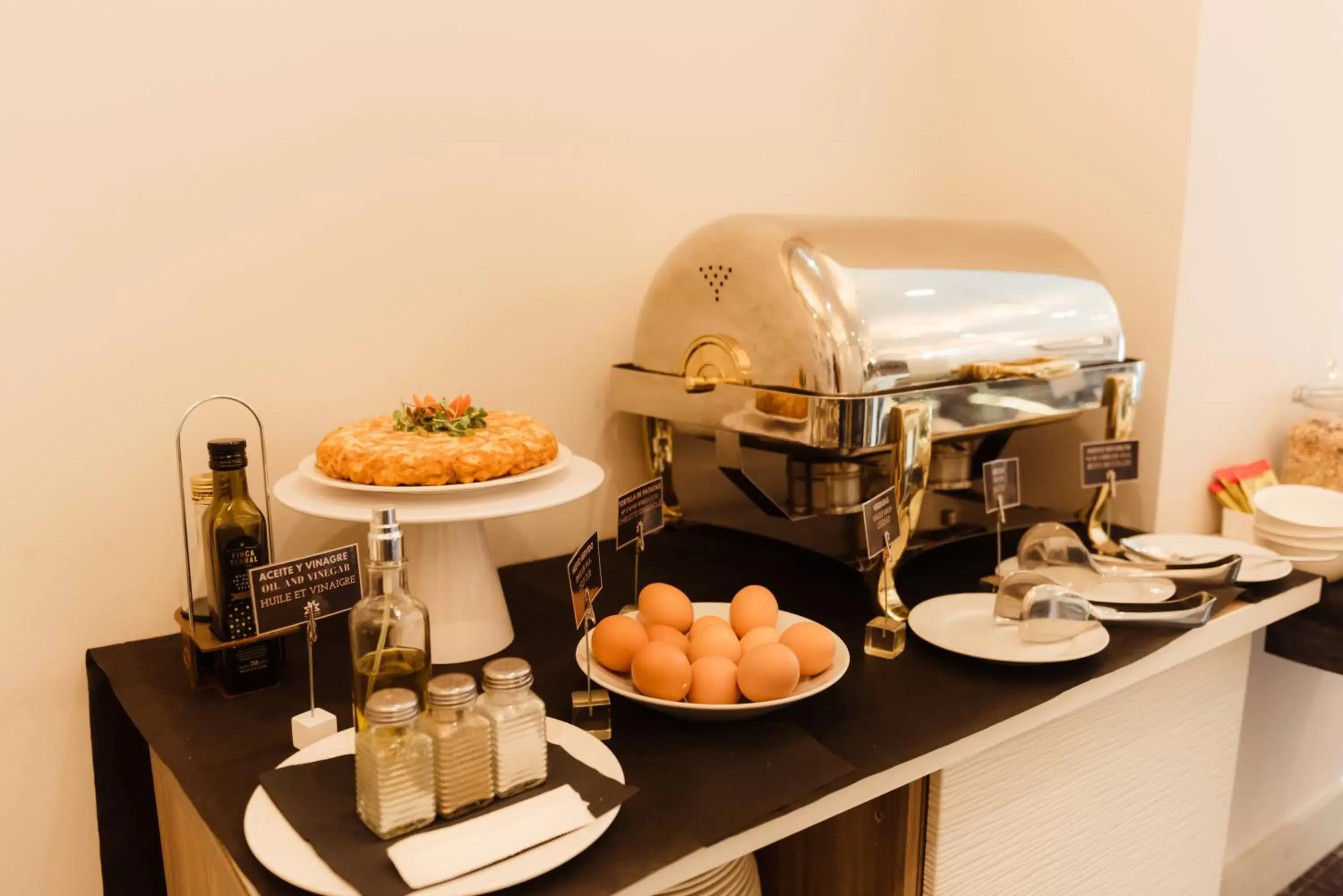 Coffee/tea facilities, Food in Arya Stadium Hotel
