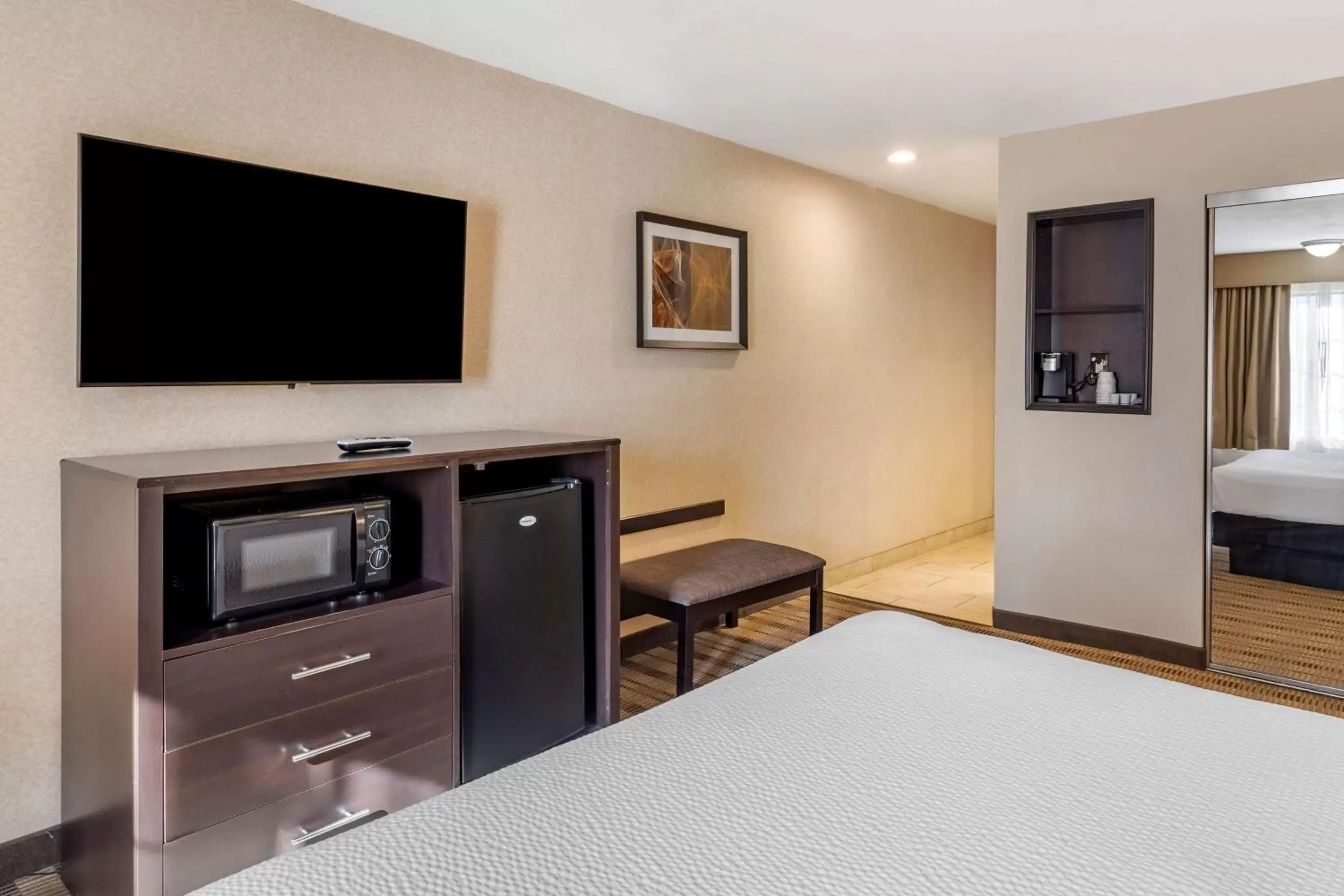 Bedroom, TV/Entertainment Center in Best Western Country Inn Temecula