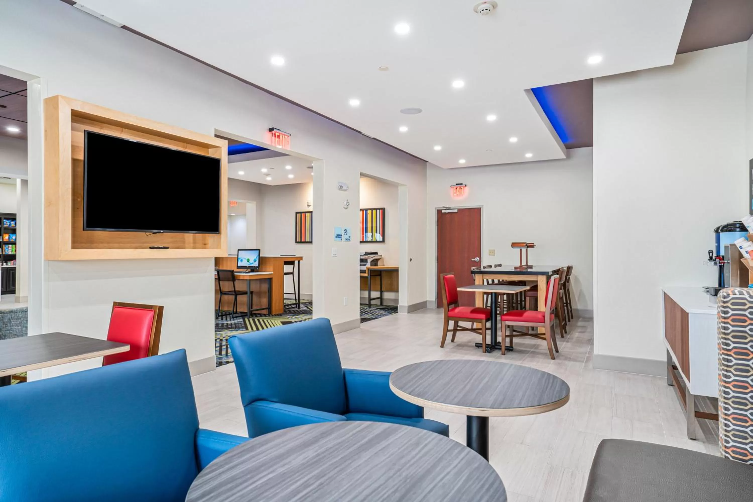 Breakfast, Seating Area in Holiday Inn Express & Suites Van Buren-Fort Smith Area, an IHG Hotel