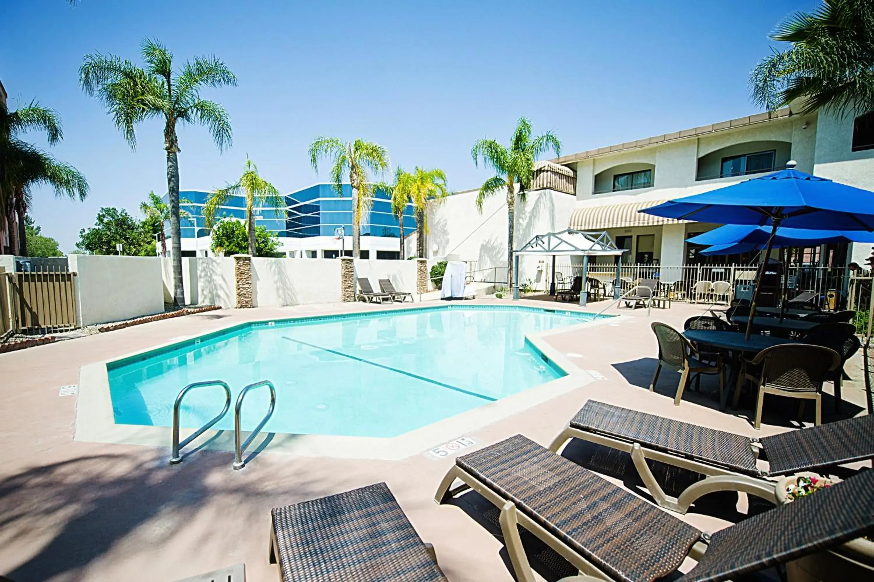 Swimming Pool in Hotel d'Lins Ontario Airport