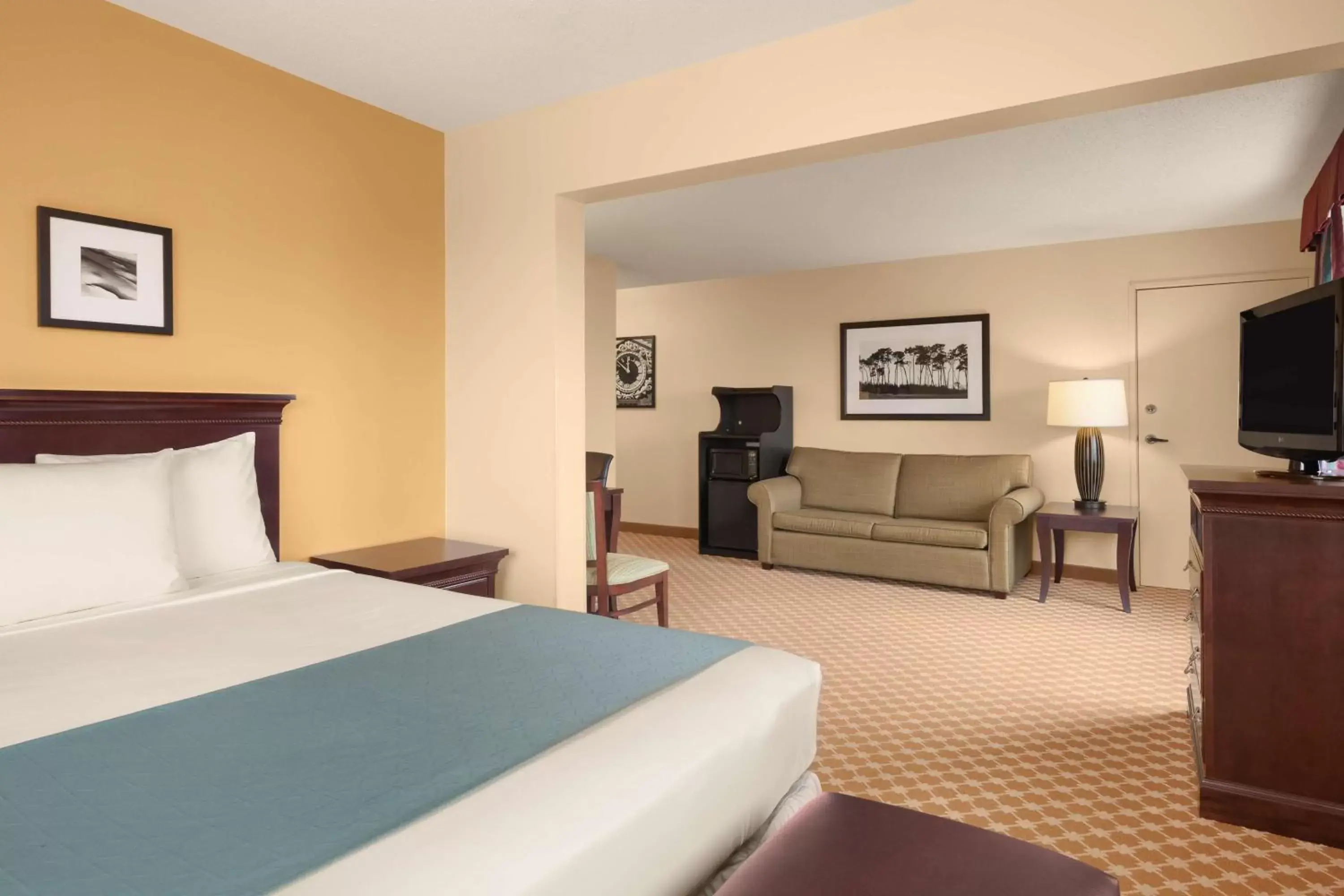 Photo of the whole room, Bed in Country Inn & Suites by Radisson, Sioux Falls, SD
