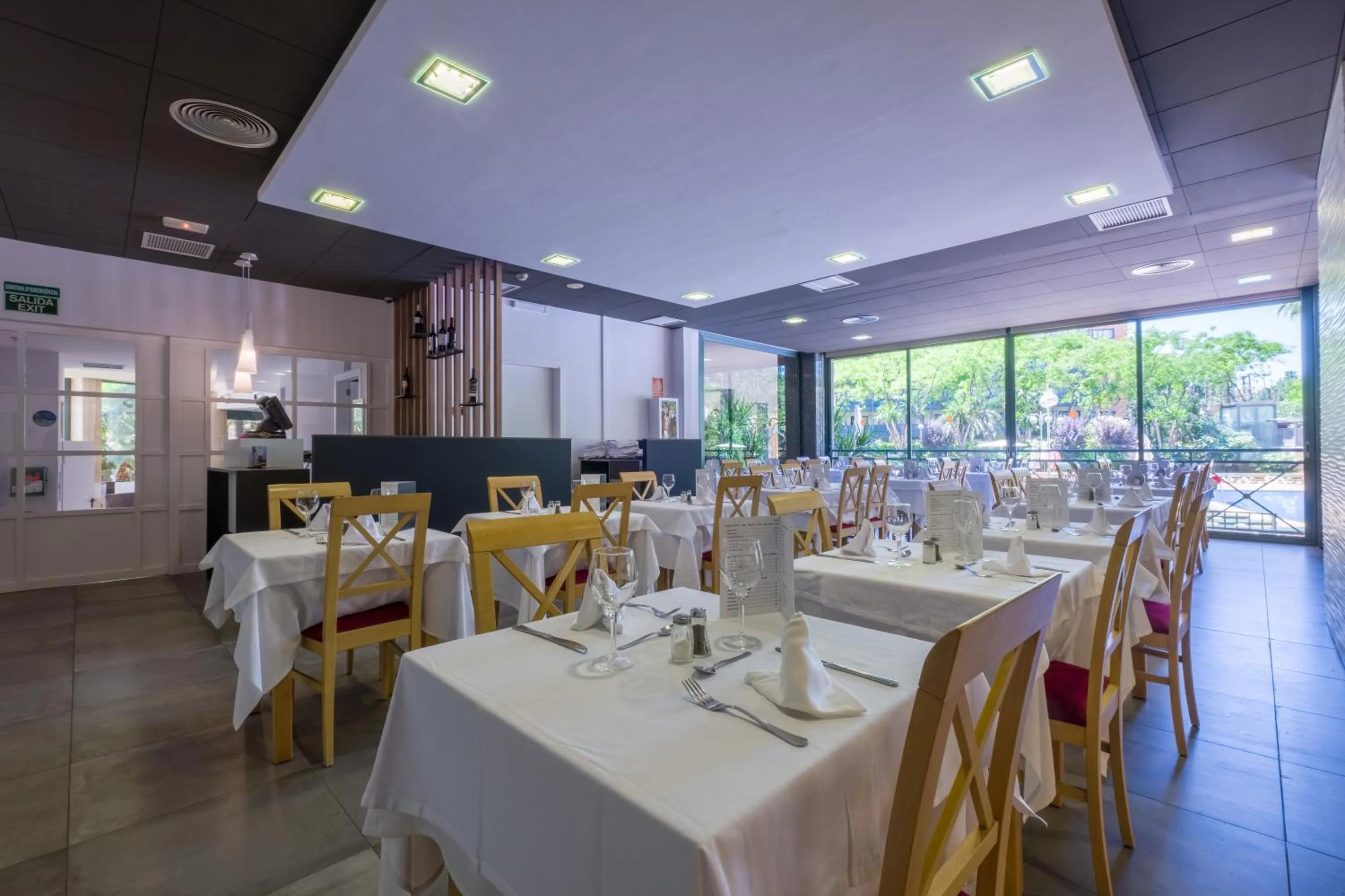 Restaurant/places to eat in Hotel California Palace