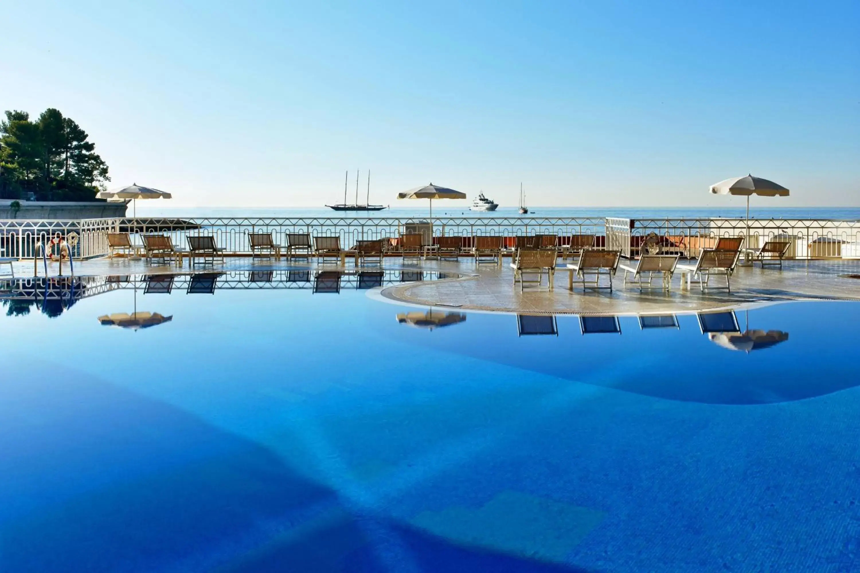 Swimming Pool in Le Méridien Beach Plaza