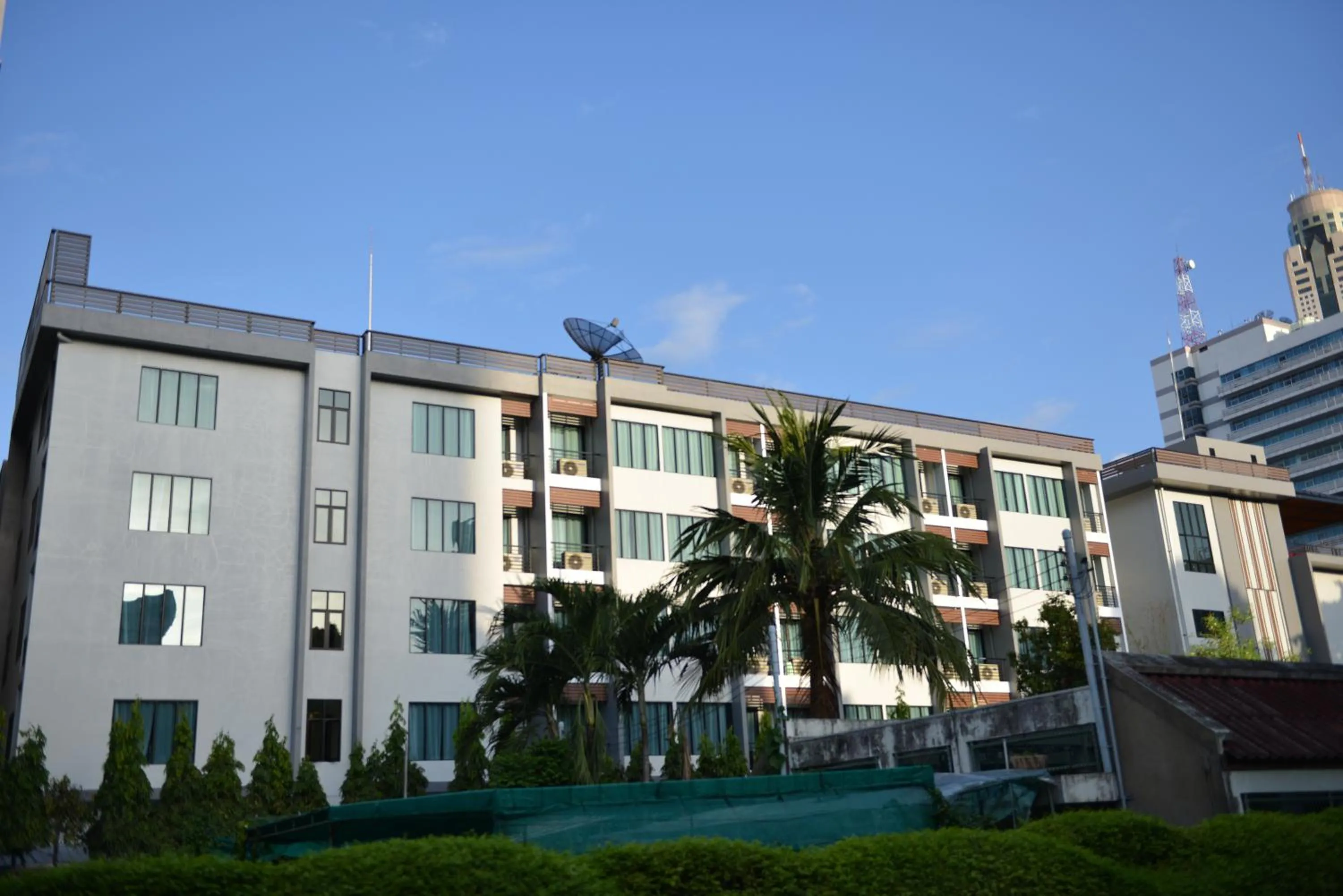 Property building in Picnic Hotel Bangkok - Rang Nam