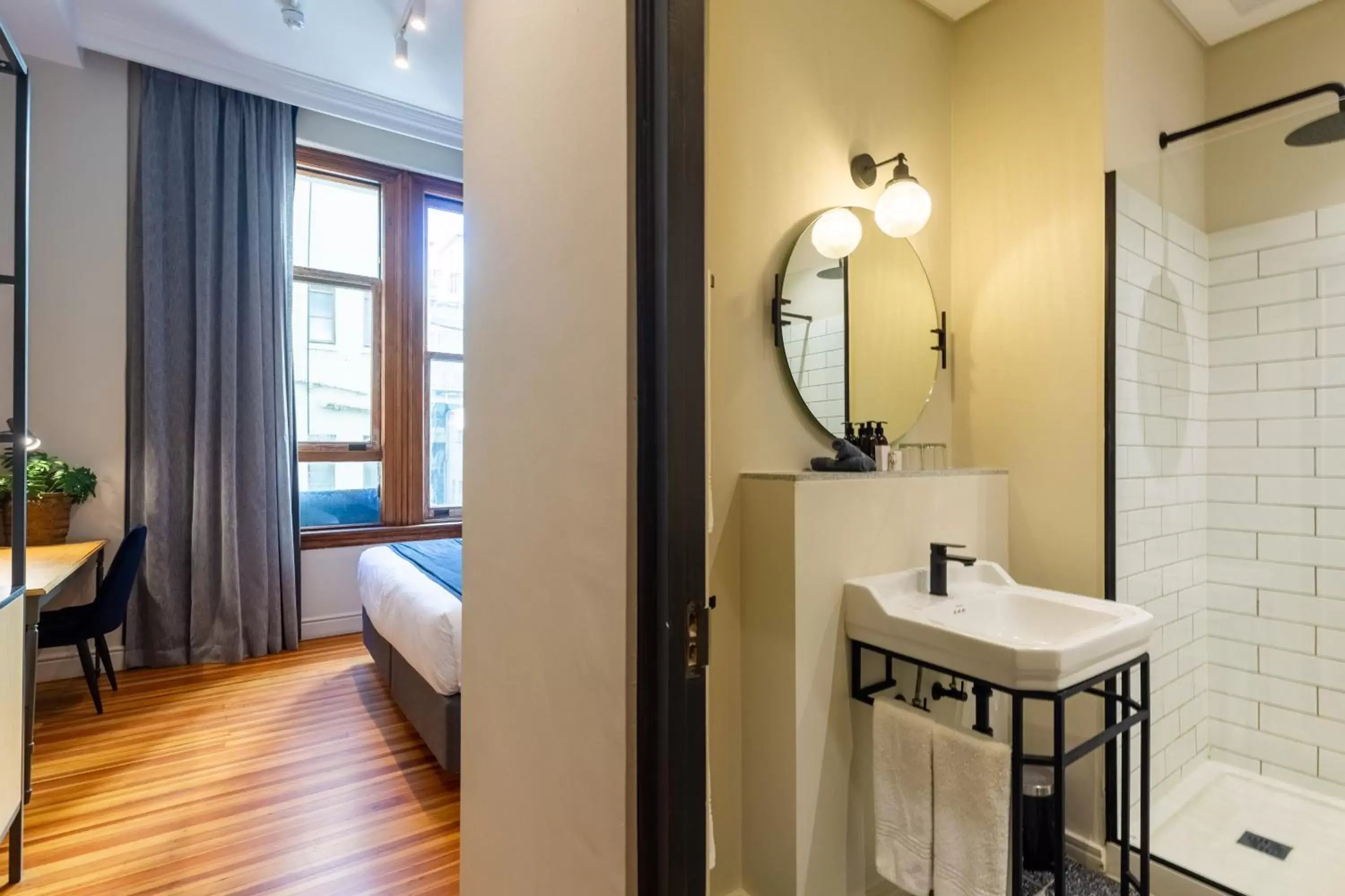 Shower, Bed in Old Bank Hotel - Lion Roars Hotels & Lodges Shower, Bed in Old Bank Hotel - Lion Roars Hotels & Lodges