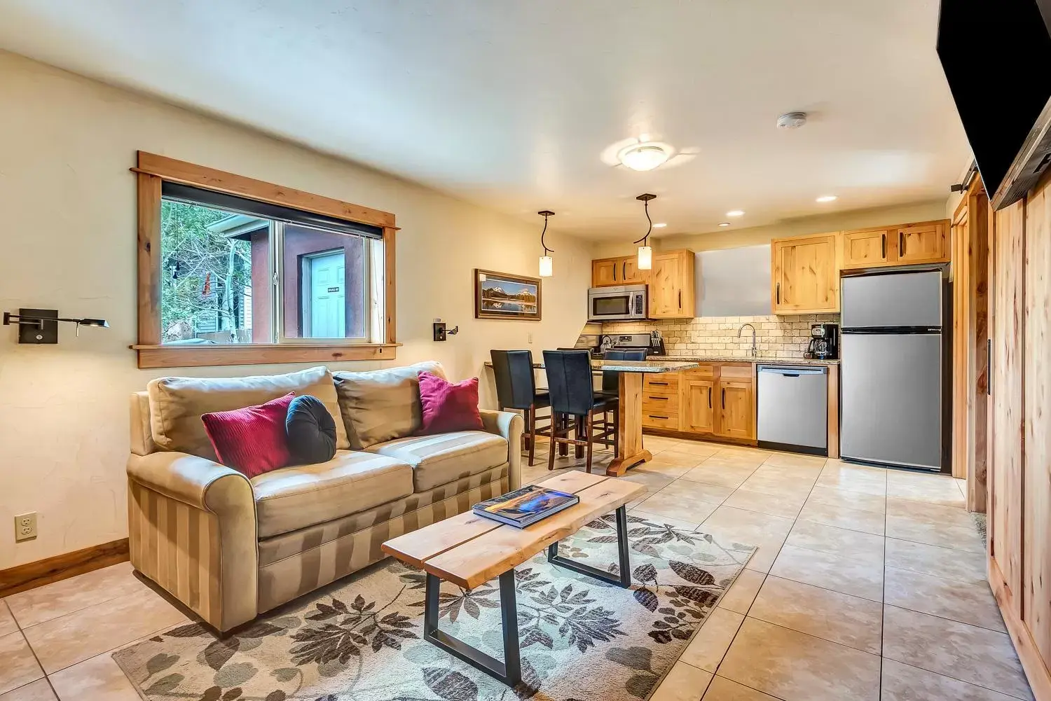 Kitchen or kitchenette, Seating Area in Wall Street Suites